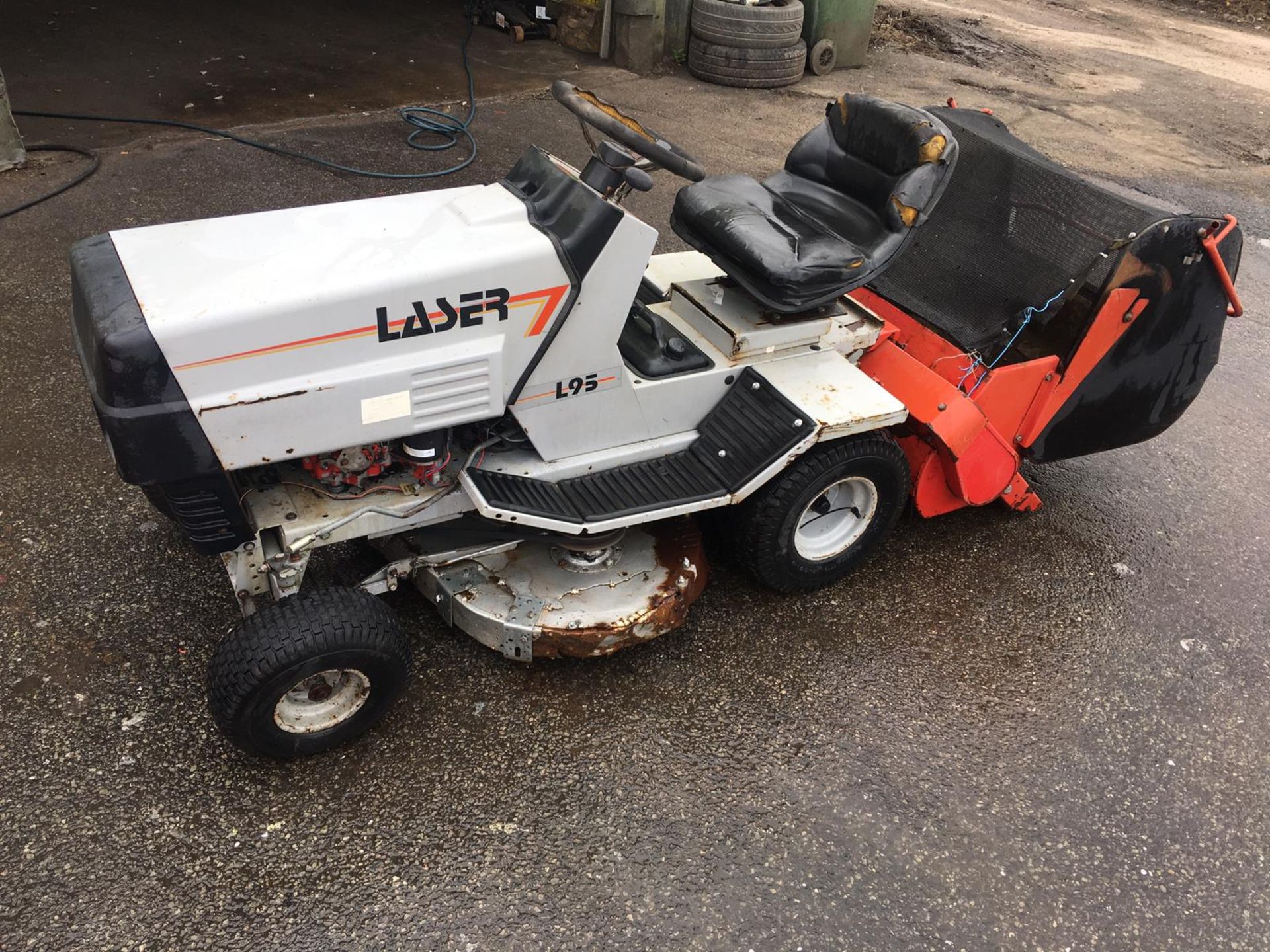 LASER L95 RIDE ON LAWN MOWER WITH COLLECTOR, KOHLER COMMAND 12.5 HP *NO VAT* - Image 8 of 11