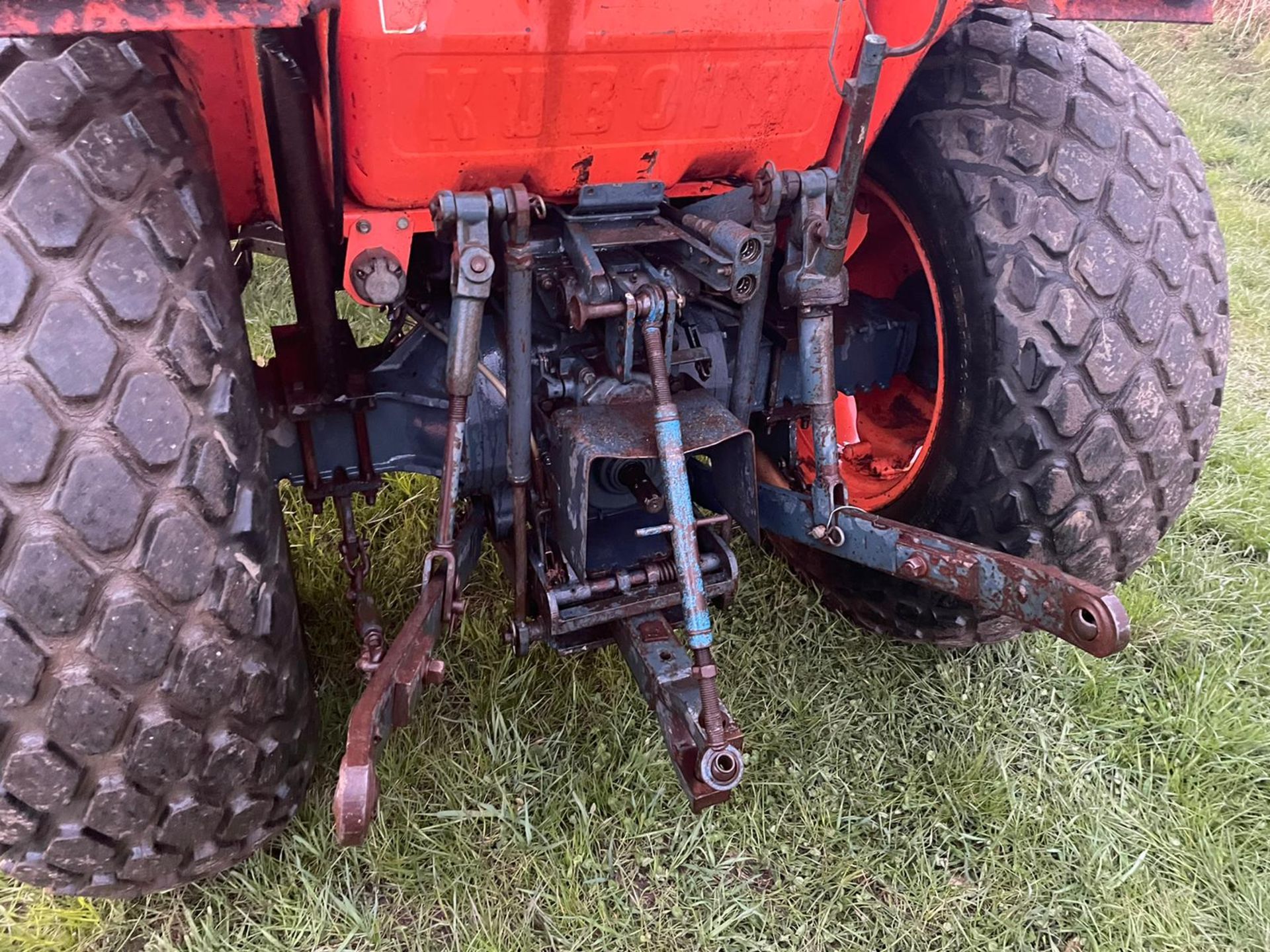 KUBOTA L4150 COMPACT TRACTOR, RUNS AND DRIVES, 50HP, CABBED, 1235 hrs ! 3 POINT LINKAGE *NO VAT* - Image 10 of 11