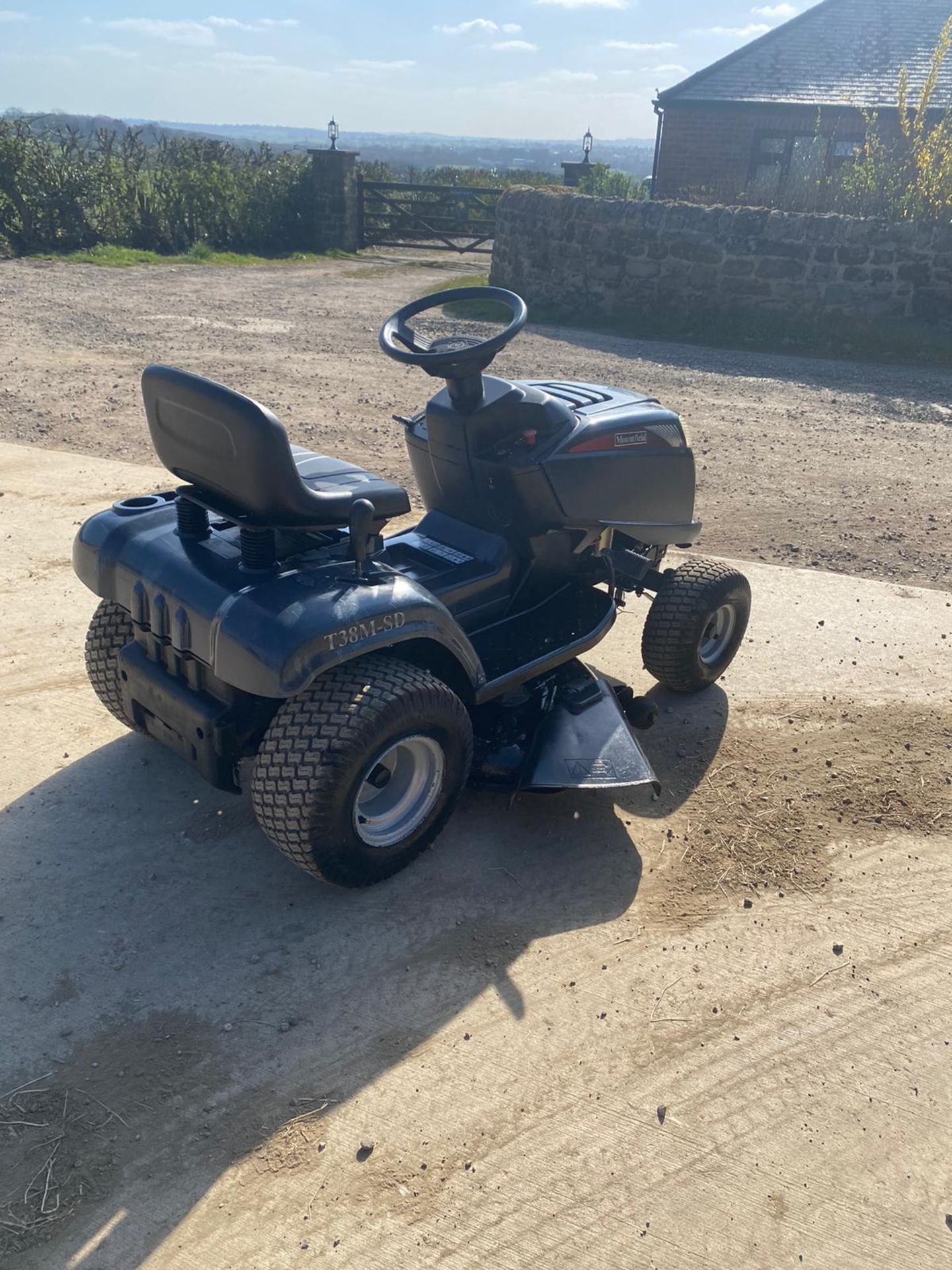 MOUNTFIELD T38M-SD RIDE ON LAWN MOWER, BRAND NEW BATTERY, VERY CLEAN *NO VAT* - Image 5 of 6