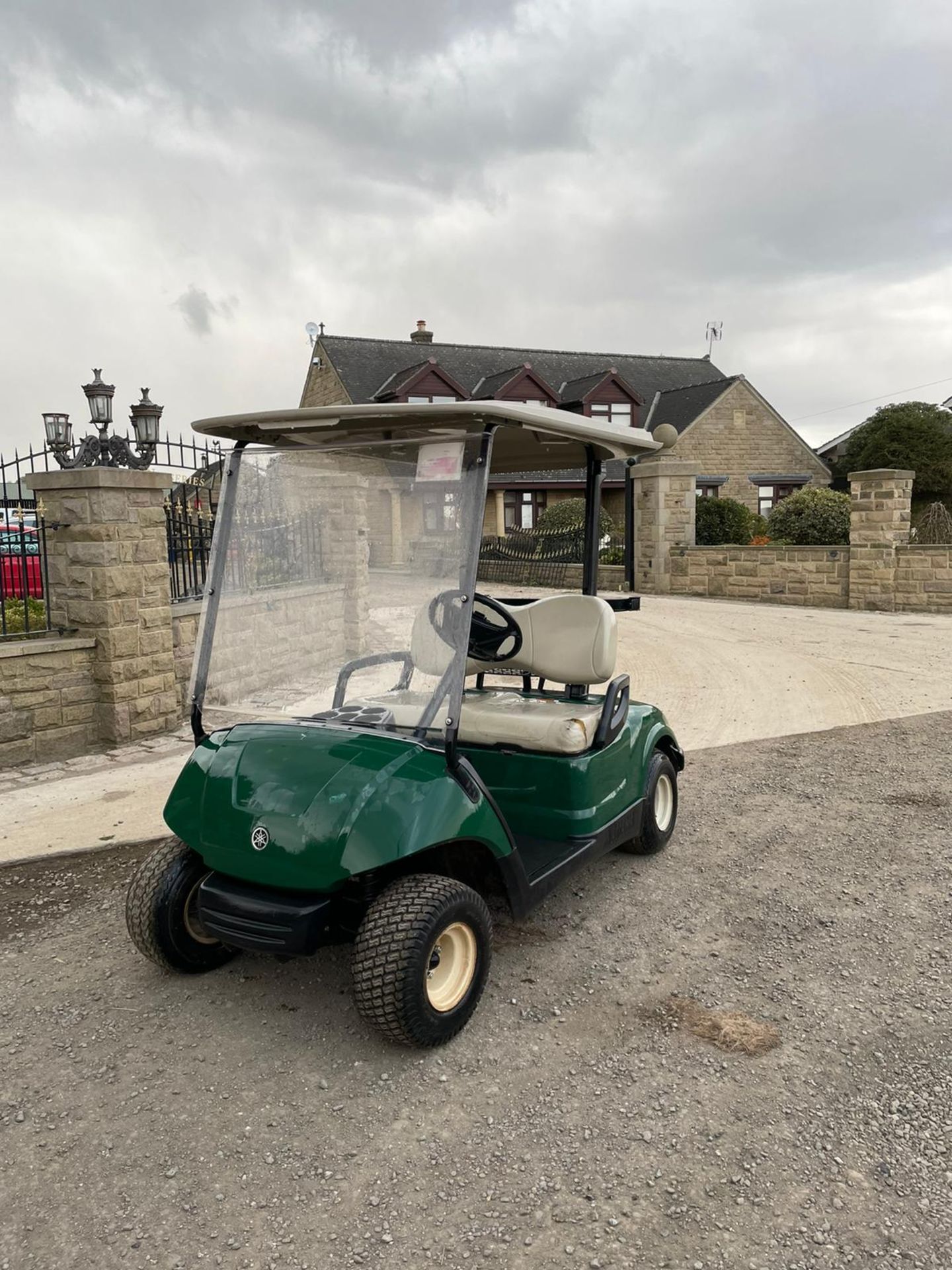 2008 YAMAHA GOLF BUGGY, DRIVE AND WORK OKAY, BATTERY OPERATED, IN GOOD CONDITION *NO VAT*