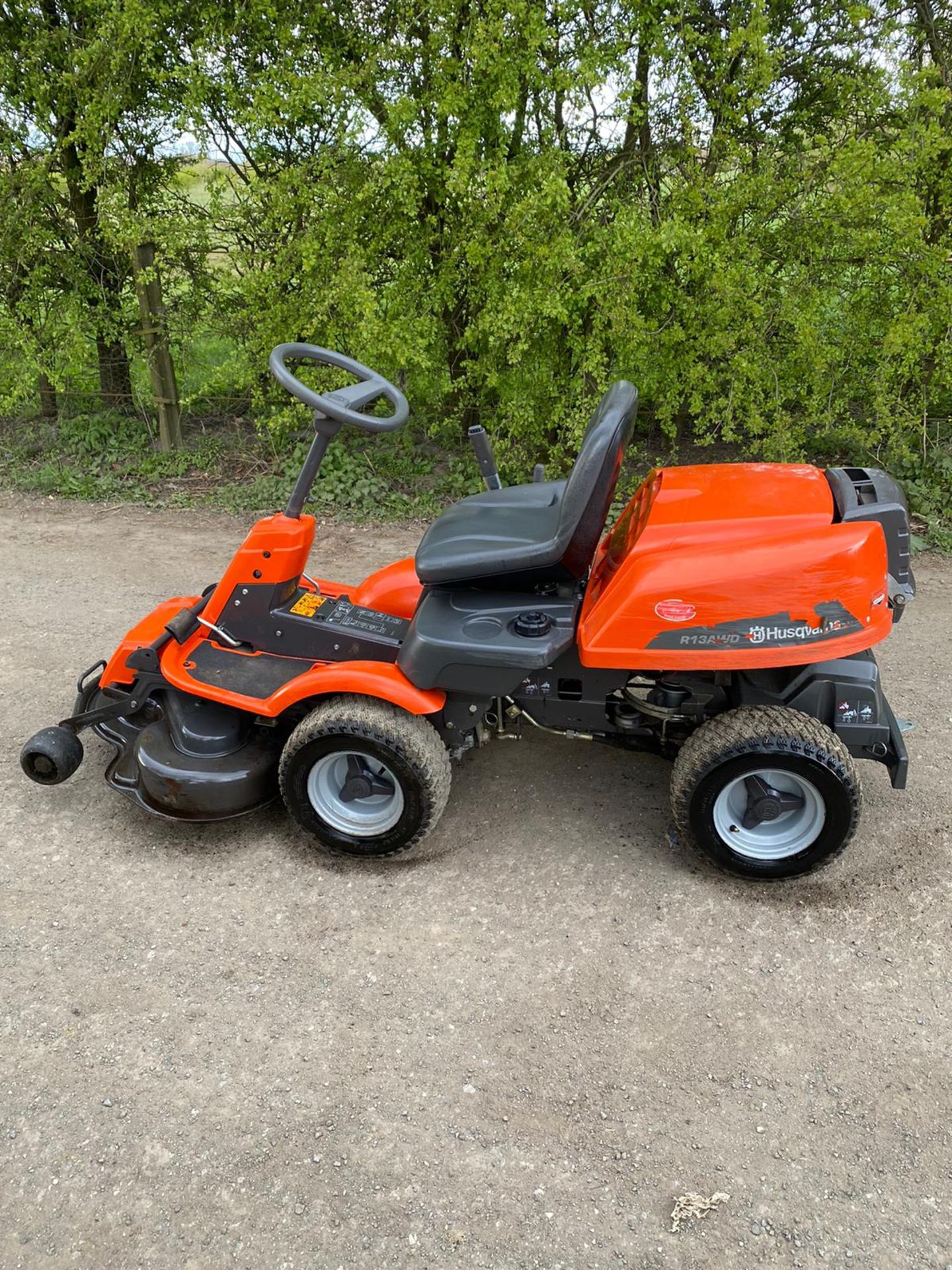 HUSQVARNA R13 FOUR WHEEL DRIVE RIDE ON LAWN MOWER, RUNS DRIVES AND CUTS *NO VAT* - Image 2 of 6