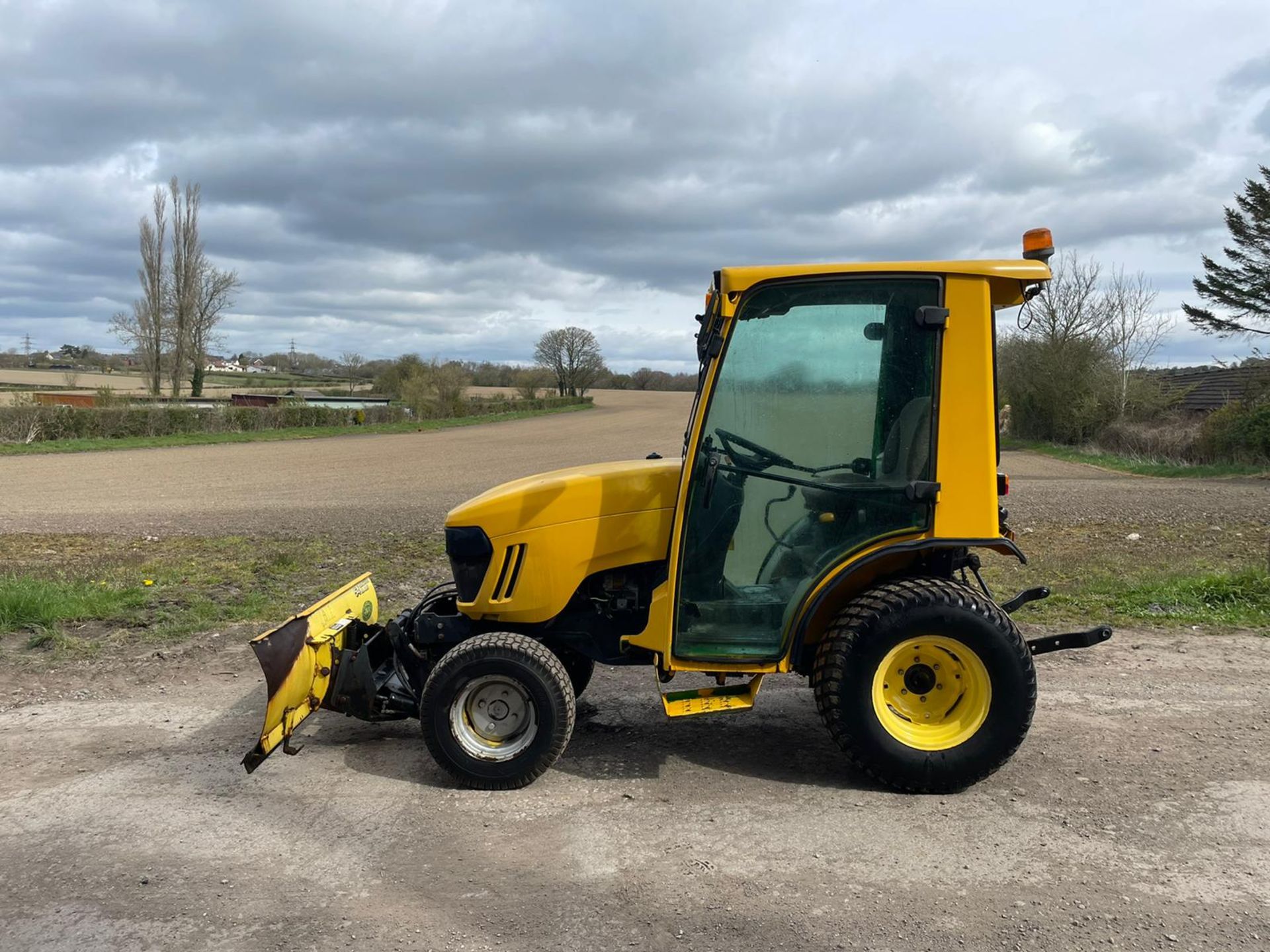 2010/60 JOHN DEERE 2320 COMPACT TRACTOR, LOW 315 HOURS, FULLY GLASS CAB *PLUS VAT* - Image 2 of 9