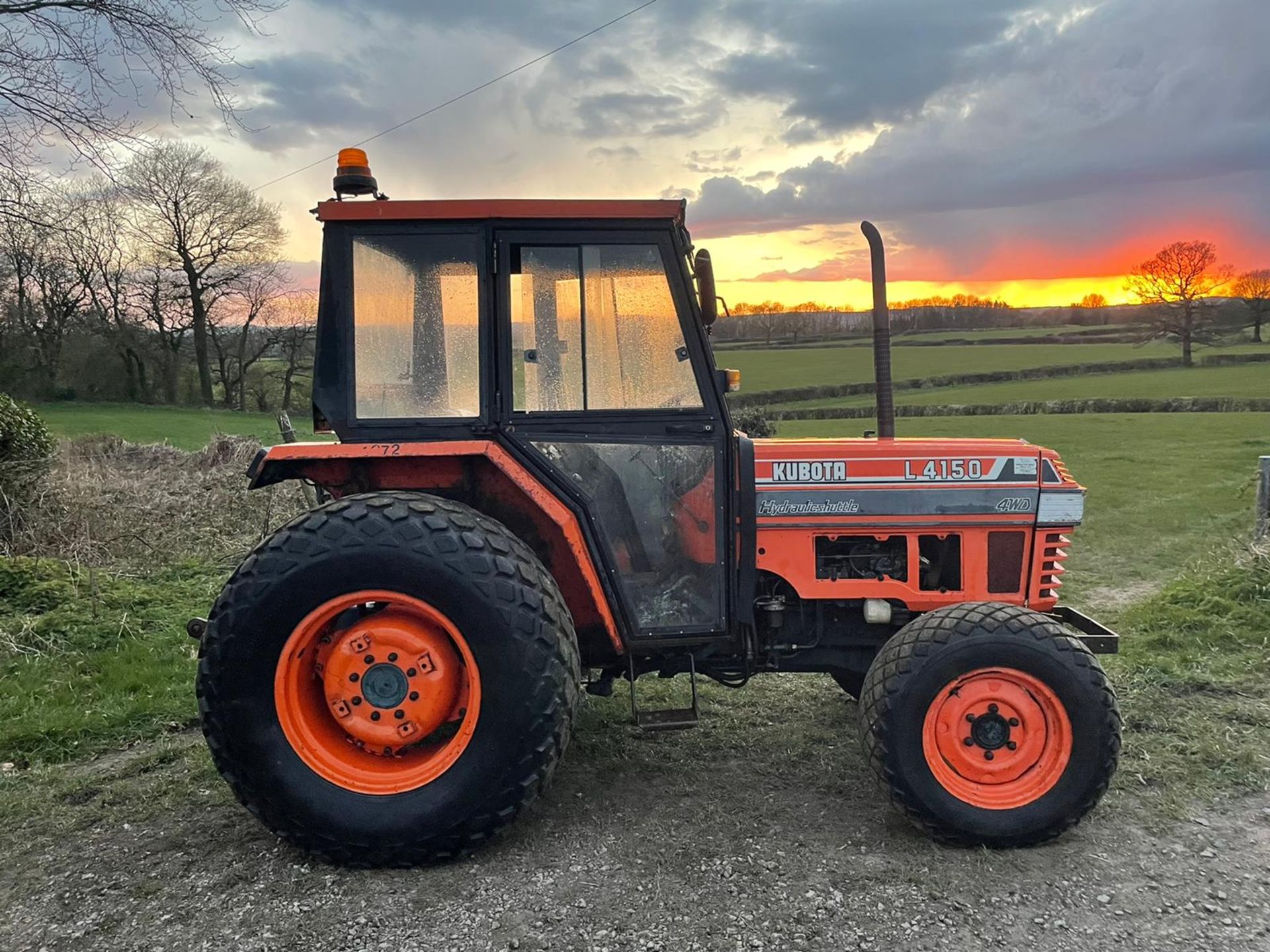 KUBOTA L4150 COMPACT TRACTOR, RUNS AND DRIVES, 50HP, CABBED, 1235 hrs ! 3 POINT LINKAGE *NO VAT*