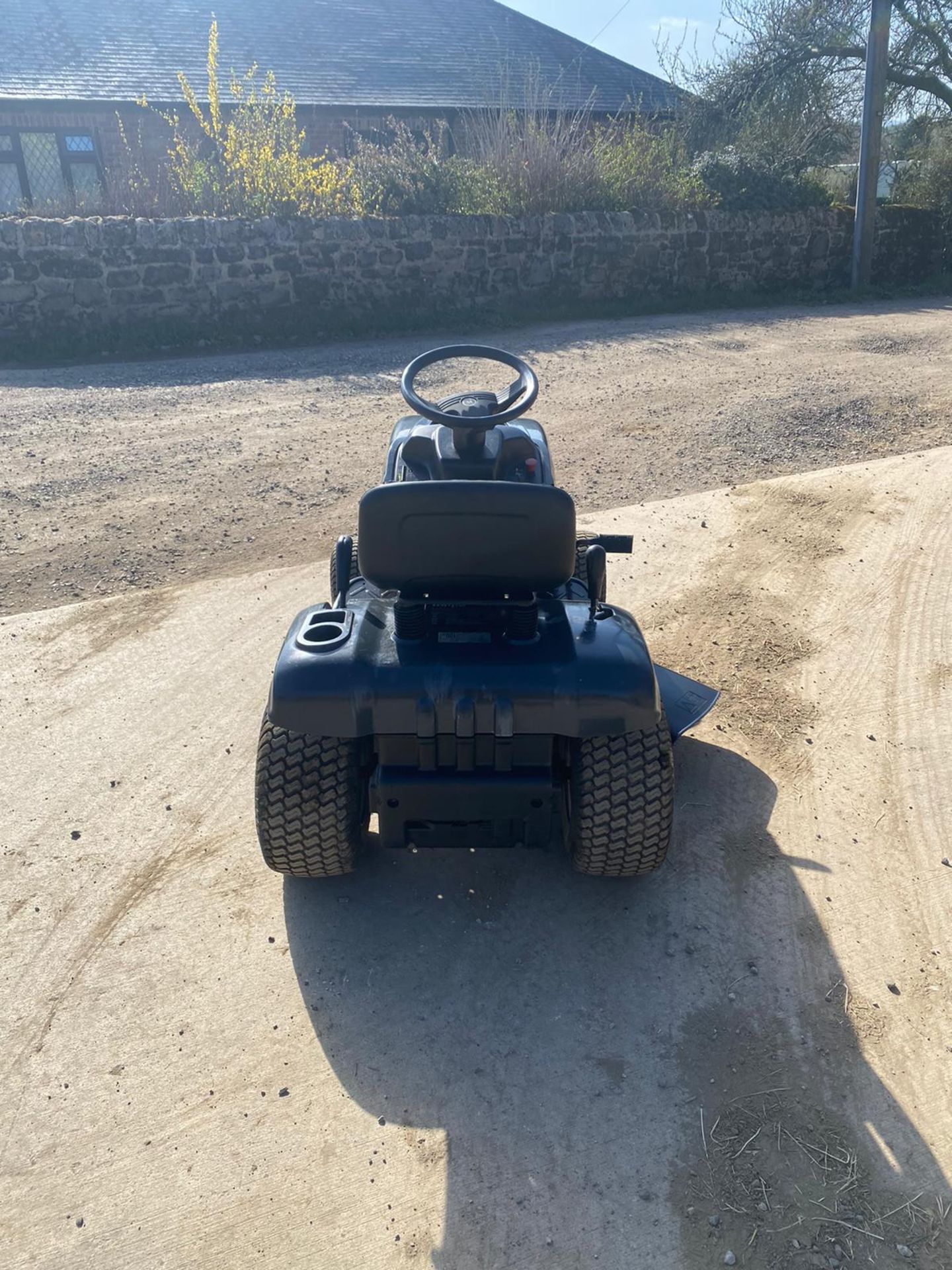 MOUNTFIELD T38M-SD RIDE ON LAWN MOWER, BRAND NEW BATTERY, VERY CLEAN *NO VAT* - Image 4 of 6