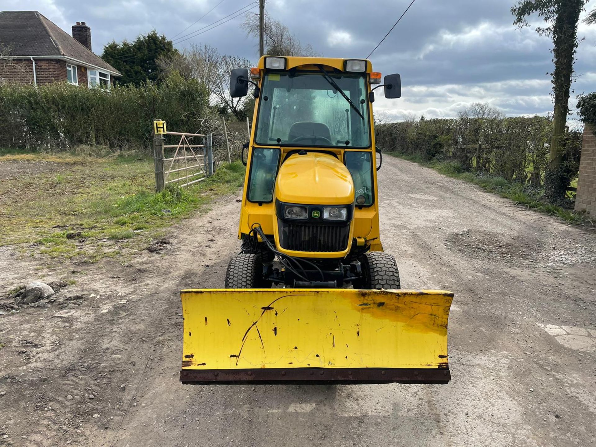 2010/60 JOHN DEERE 2320 COMPACT TRACTOR, LOW 315 HOURS, FULLY GLASS CAB *PLUS VAT* - Image 6 of 9