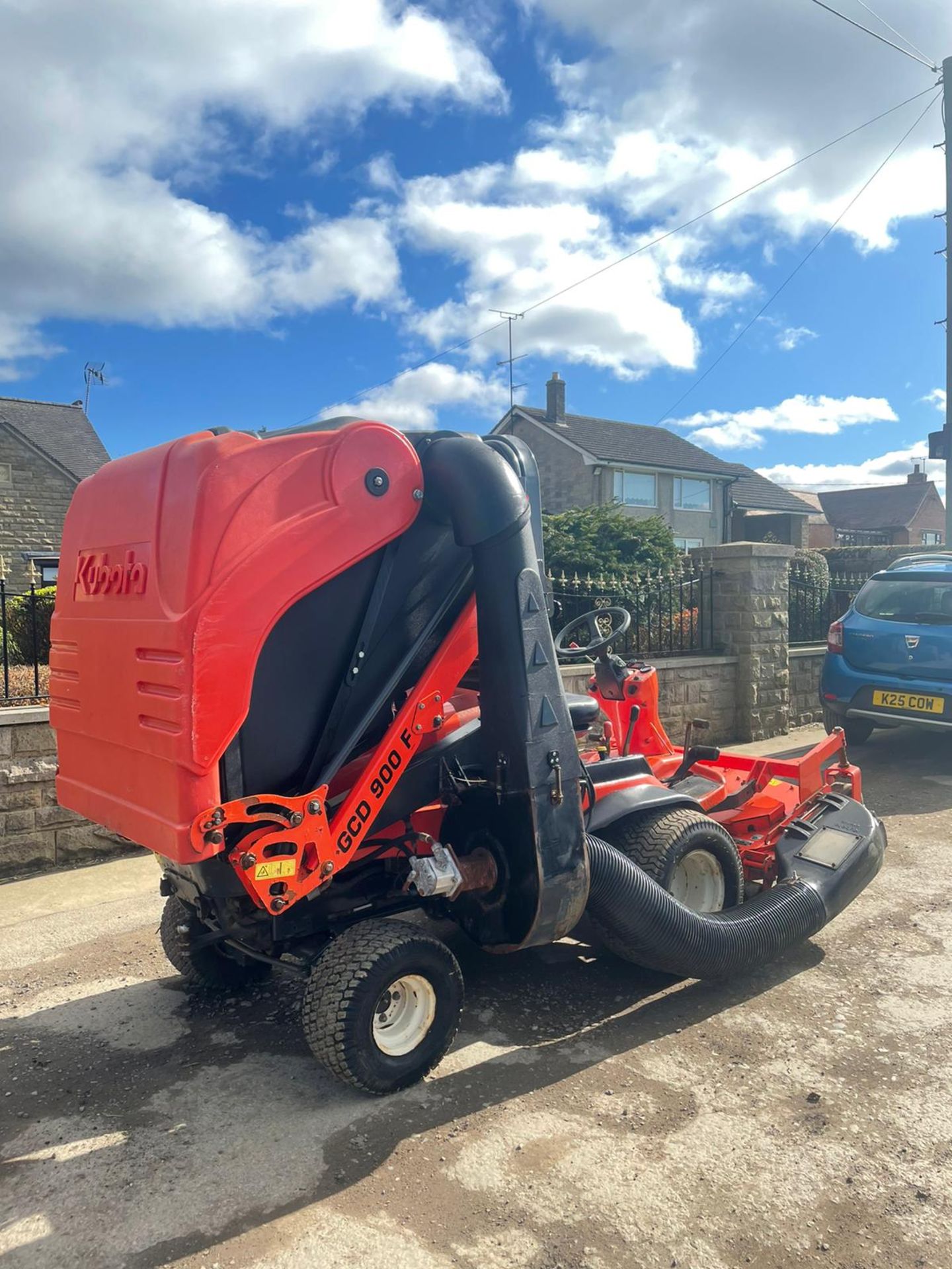 2011 KUBOTA F3680 OUT FRONT RIDE ON LAWN MOWER HIGH TIP COLLECTOR, 4 WHEEL DRIVE, PLUS VAT - Image 4 of 7