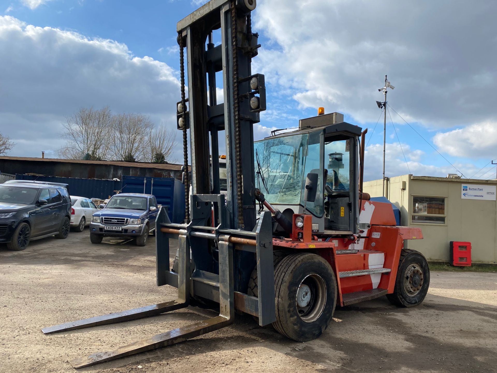 2002 KALMAR DCD100-6 10 TON FORKLIFT, STARTS, DRIVES AND RUNS AS IT SHOULD, THE DOOR IS MISSING - Image 2 of 8