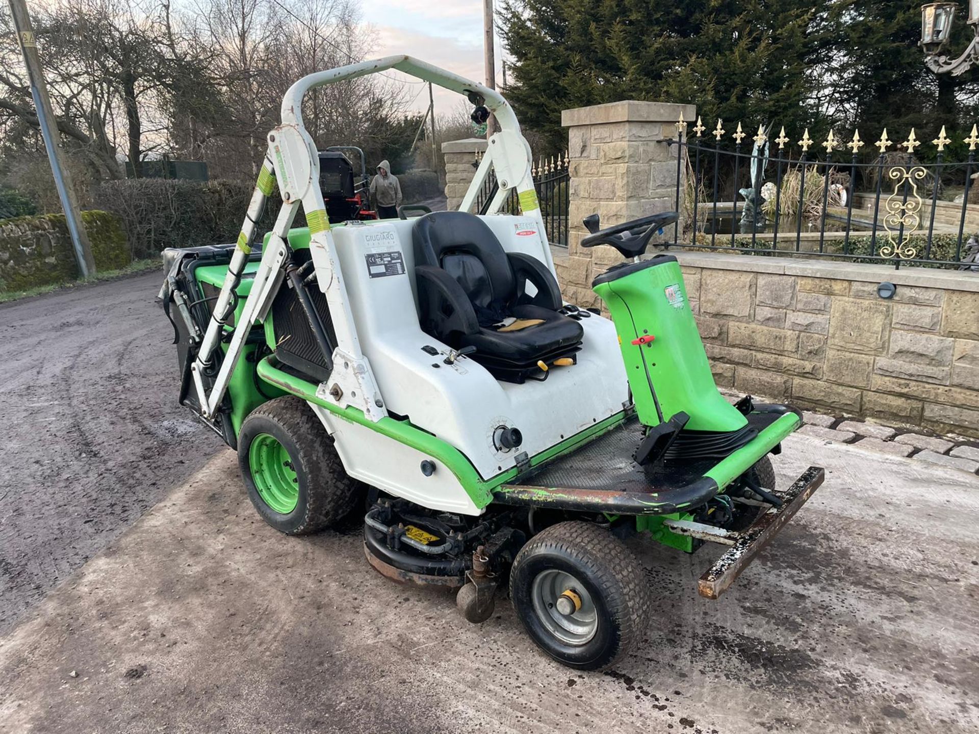 ETESIA HYDRO 124 D RIDE ON MOWER, RUNS, DRIVES AND CUTS, HIGH TIP COLLECTOR *PLUS VAT* - Image 3 of 7