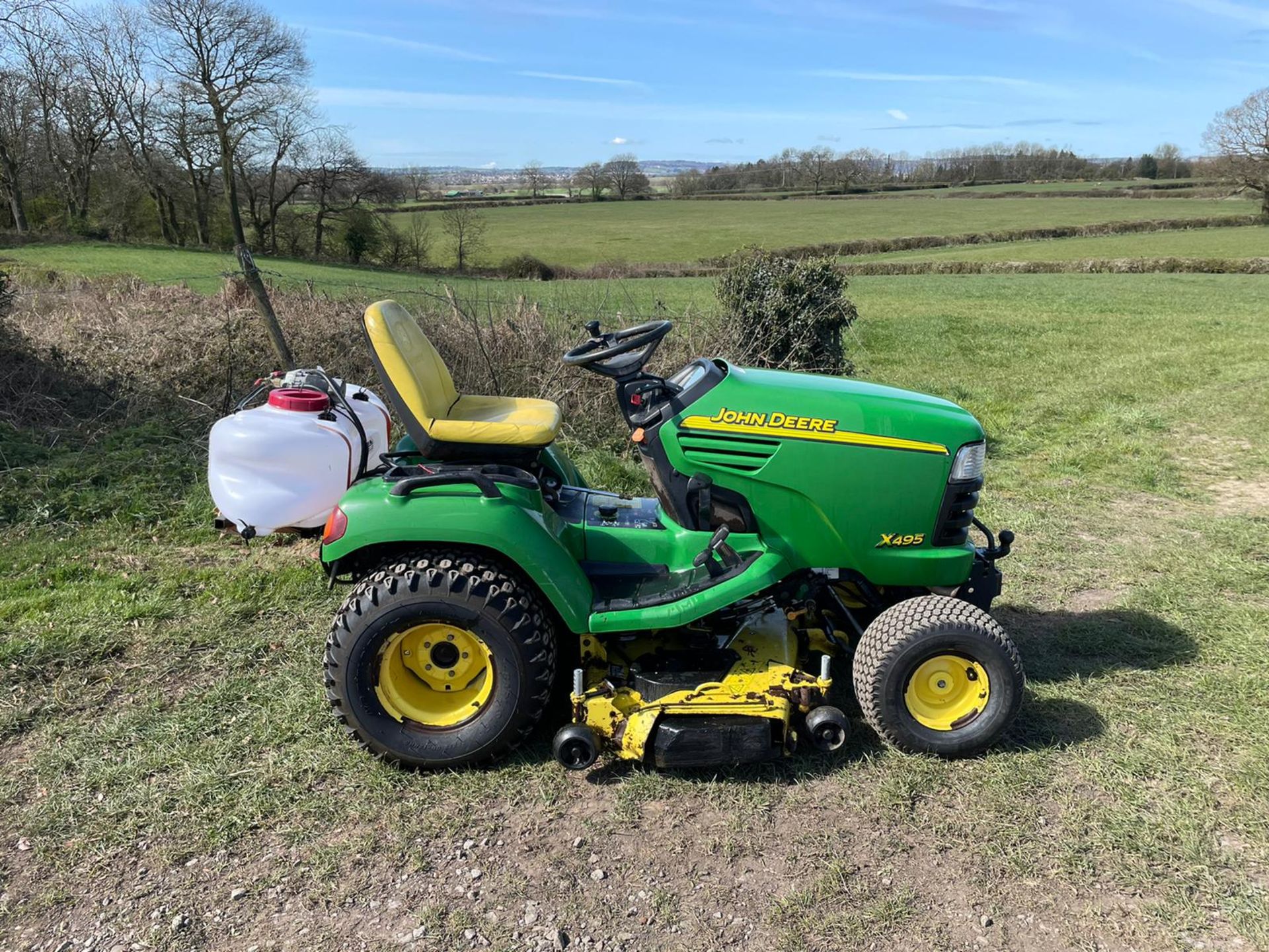 JOHN DEERE X495 RIDE ON MOWER, RUNS DRIVES AND CUTS, HYDROSTATIC, LOW 1460 HOURS *PLUS VAT*