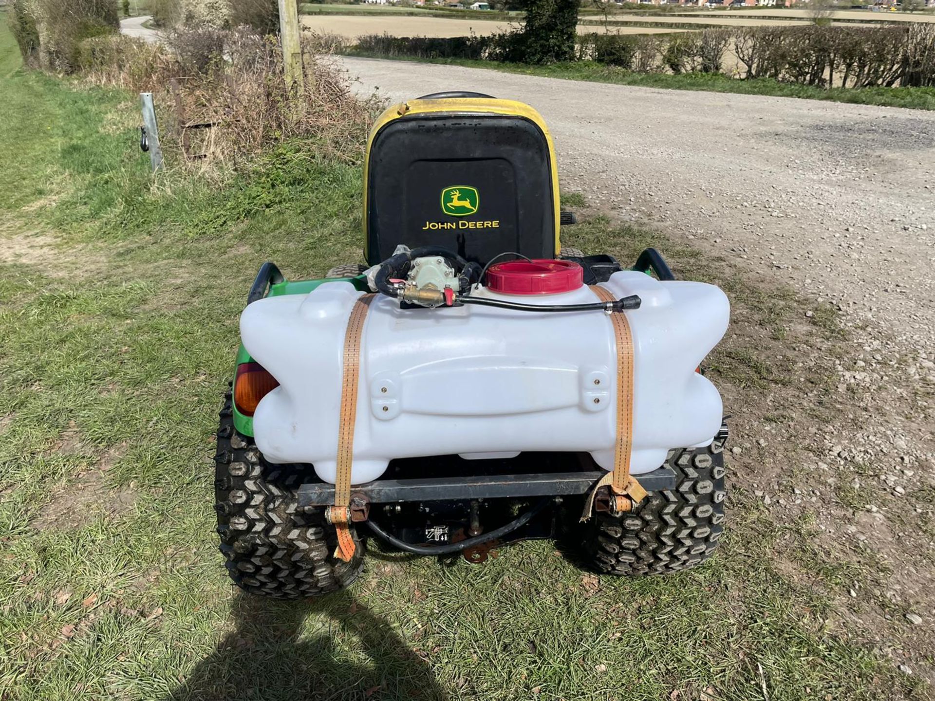 JOHN DEERE X495 RIDE ON MOWER, RUNS DRIVES AND CUTS, HYDROSTATIC, LOW 1460 HOURS *PLUS VAT* - Image 4 of 9