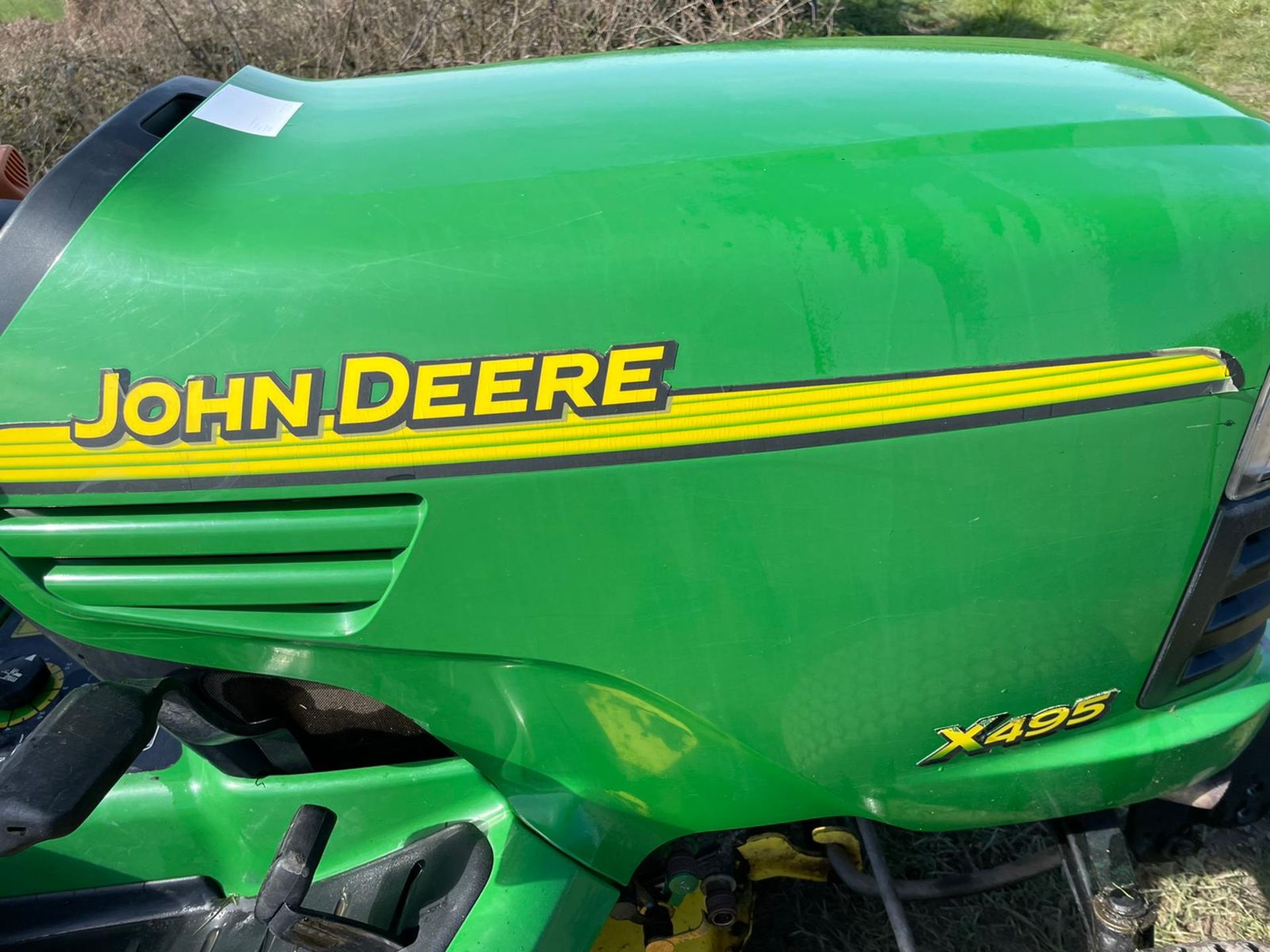 JOHN DEERE X495 RIDE ON MOWER, RUNS DRIVES AND CUTS, HYDROSTATIC, LOW 1460 HOURS *PLUS VAT* - Image 7 of 9