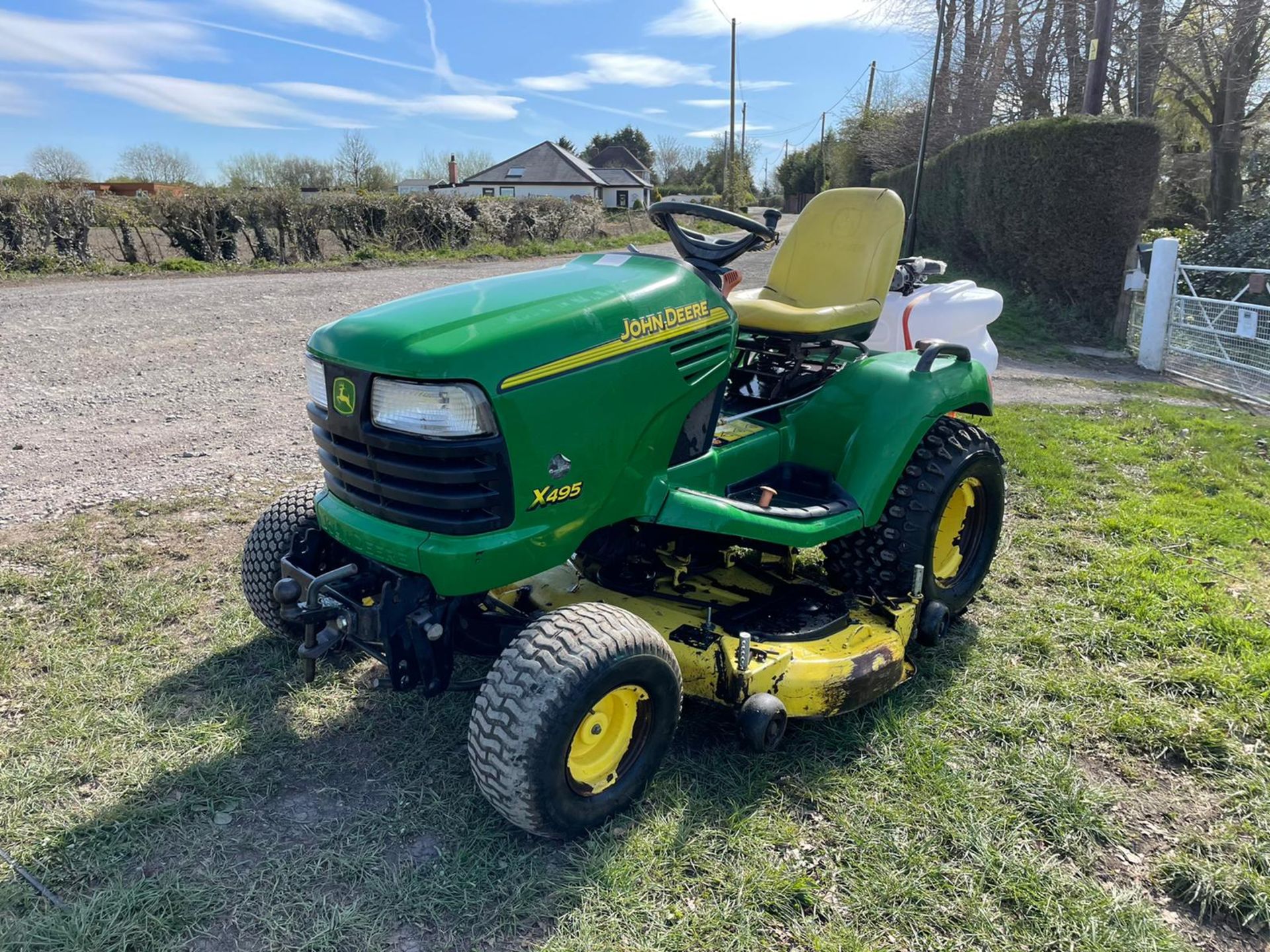 JOHN DEERE X495 RIDE ON MOWER, RUNS DRIVES AND CUTS, HYDROSTATIC, LOW 1460 HOURS *PLUS VAT* - Image 6 of 9