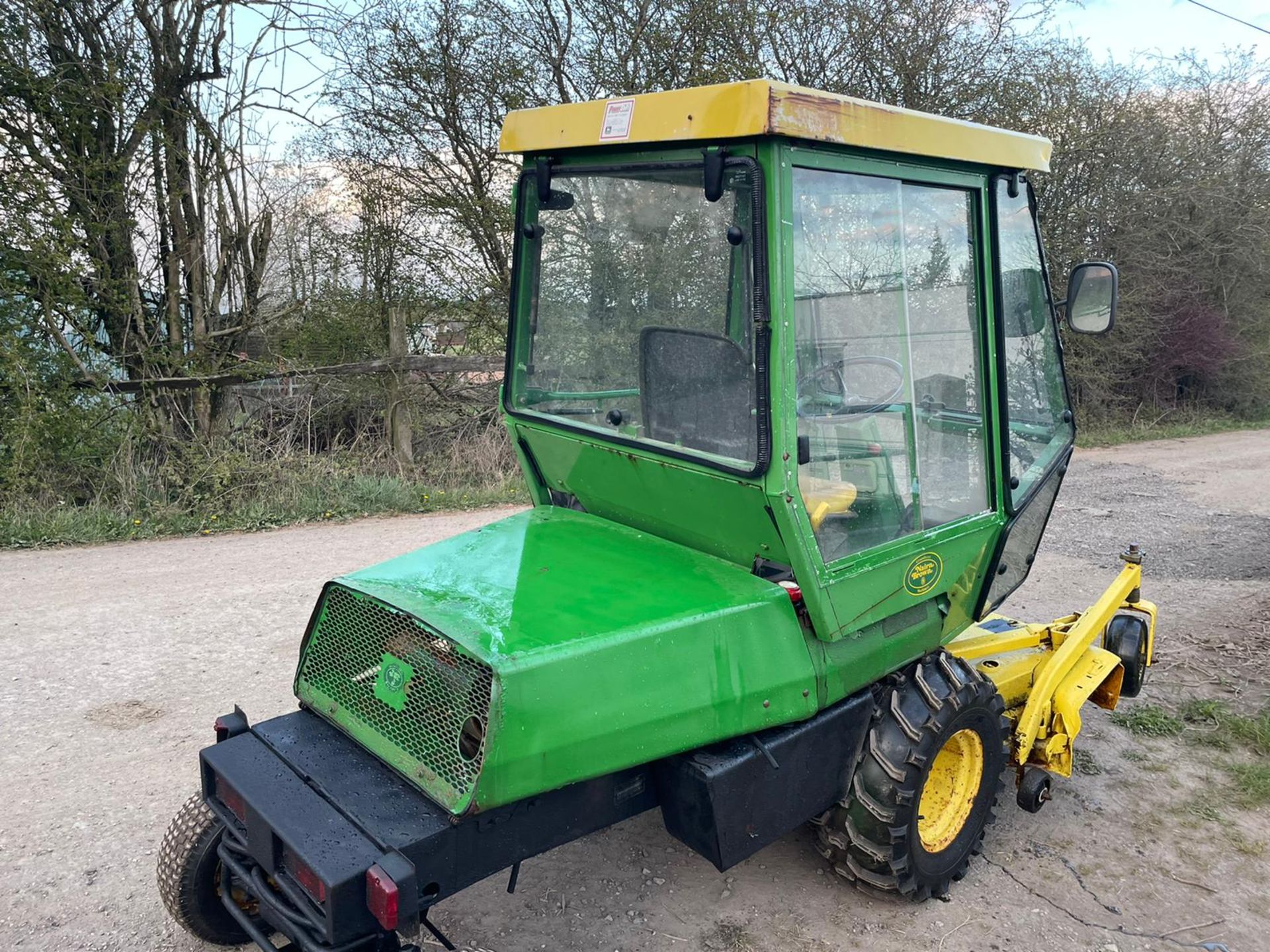 JOHN DEERE F935 RIDE ON MOWER, RUNS DRIVES AND CUTS, FULLY GLASS CAB *PLUS VAT* - Image 3 of 7