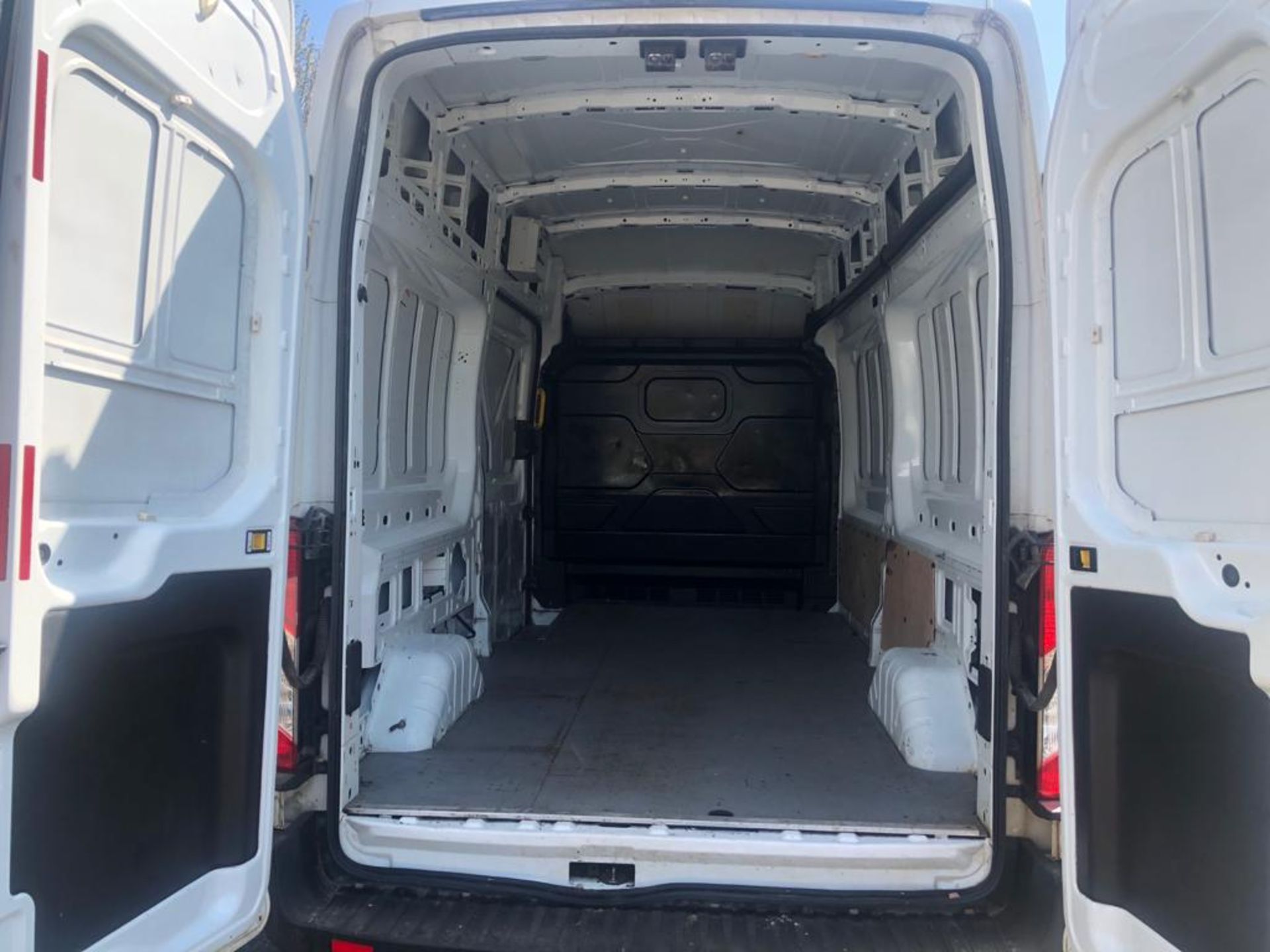 MT- 2014/64 REG FORD TRANSIT 350 TREND AIR CON 2.2 DIESEL WHITE PANEL VAN, REAL CLEAN, STRAIGHT - Image 9 of 22