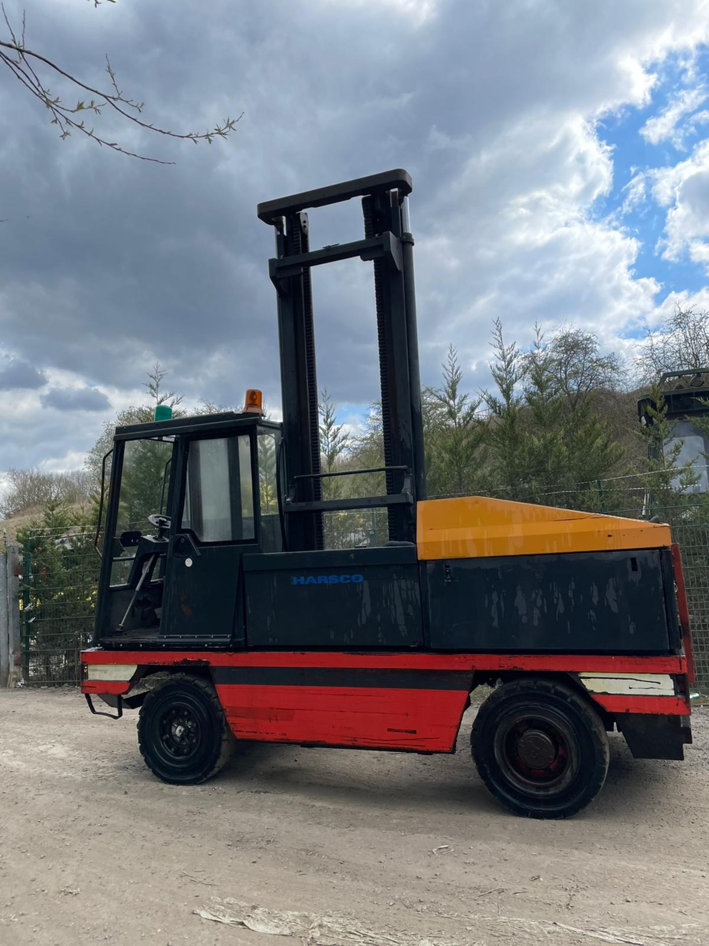 LANSING LINDE 6 TON FORKLIFT, 2 STAG MAST, RUNS DRIVES AND LIFTS, YEAR 2001 *PLUS VAT* - Image 2 of 5