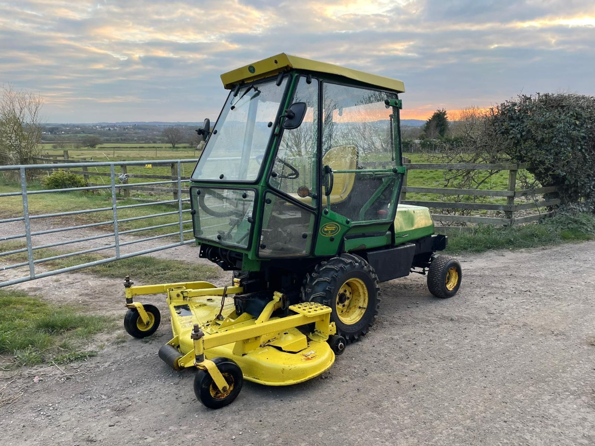 JOHN DEERE F935 RIDE ON MOWER, RUNS DRIVES AND CUTS, FULLY GLASS CAB *PLUS VAT*