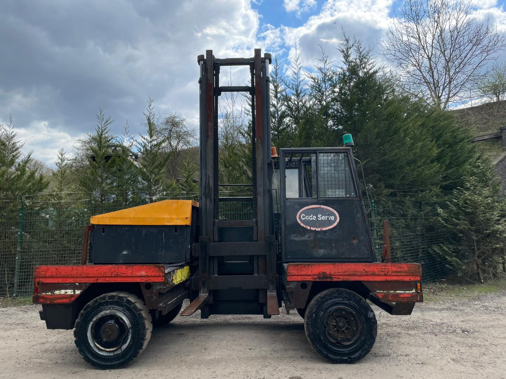 LANSING LINDE 6 TON FORKLIFT, 2 STAG MAST, RUNS DRIVES AND LIFTS, YEAR 2001 *PLUS VAT*