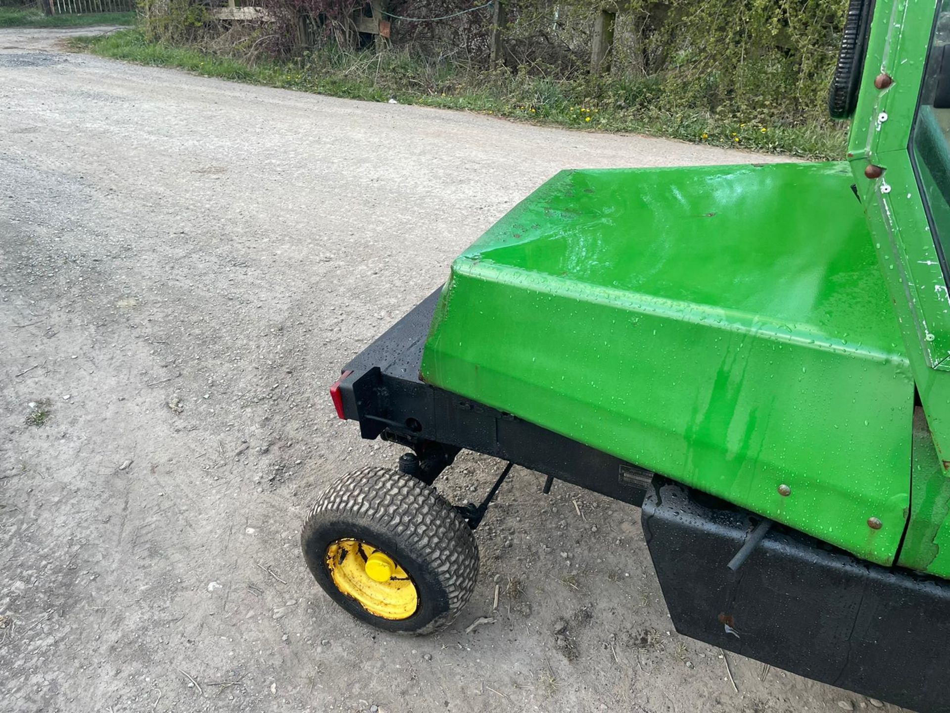 JOHN DEERE F935 RIDE ON MOWER, RUNS DRIVES AND CUTS, FULLY GLASS CAB *PLUS VAT* - Image 7 of 7