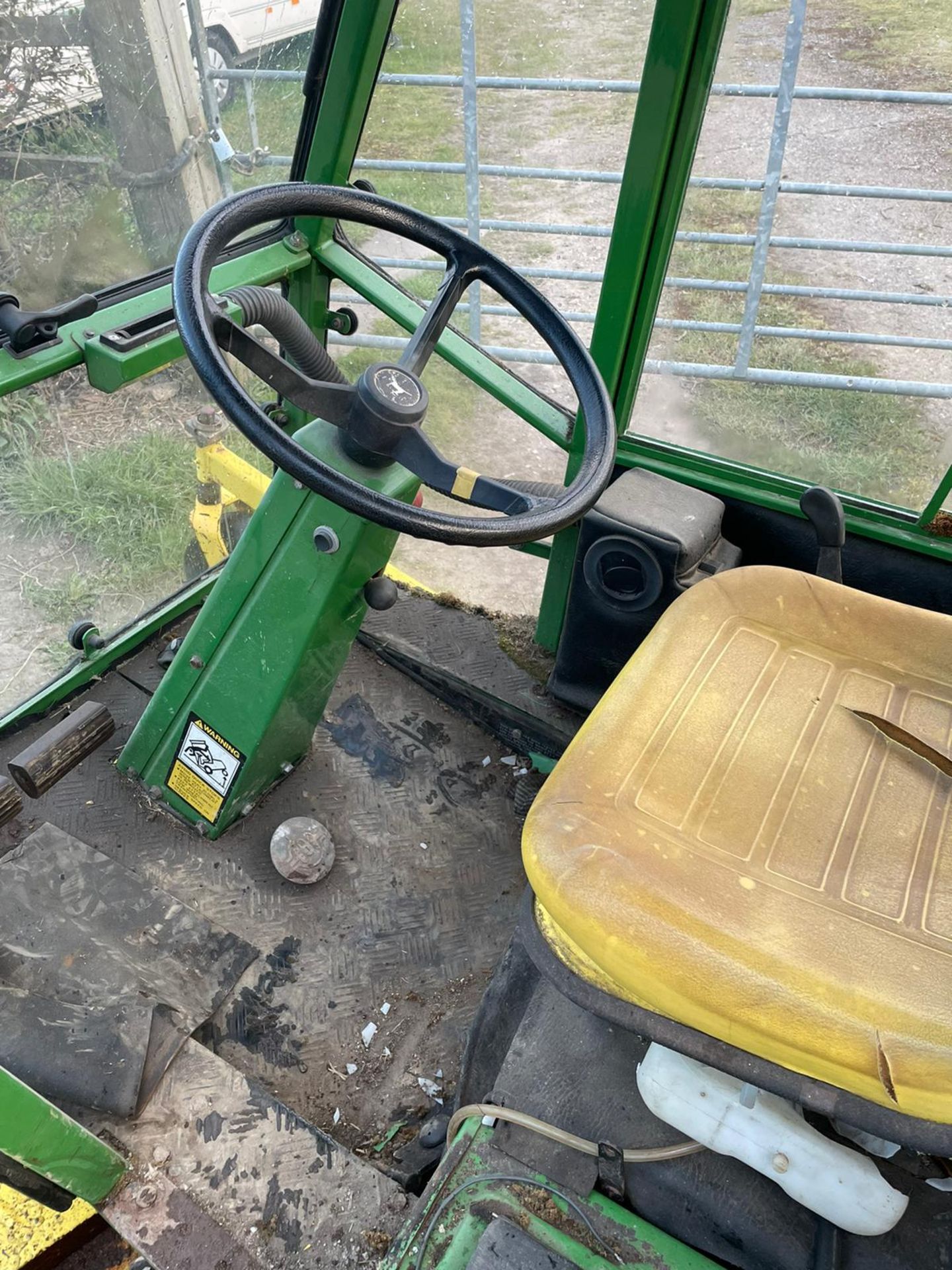 JOHN DEERE F935 RIDE ON MOWER, RUNS DRIVES AND CUTS, FULLY GLASS CAB *PLUS VAT* - Image 5 of 7