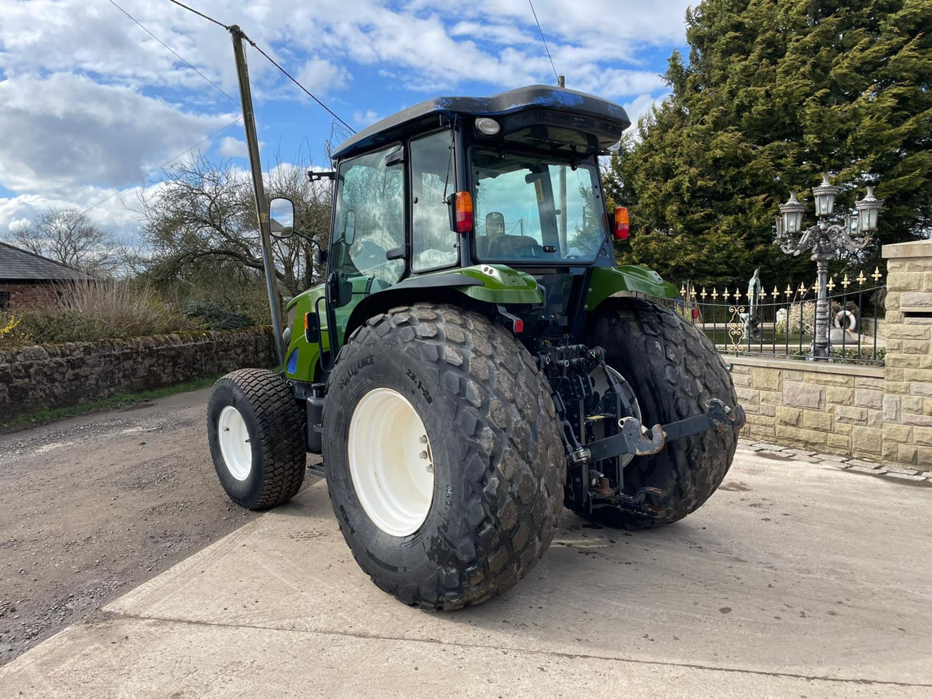 2014 ISEKI TJA8080 TRACTOR, FULLY GLASS CAB, GRASS TYRES,86HP, FRONT WEIGHTS *PLUS VAT - Image 5 of 11