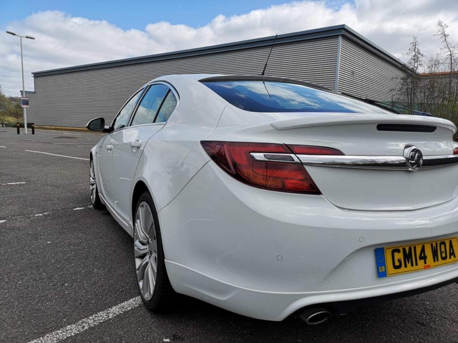 2014 VAUXHALL INSIGNIA ELITE CDTI ECOFLEX SS, WHITE 5 DOOR HATCHBACK, 2.0 DIESEL ENGINE *NO VAT* - Image 4 of 10