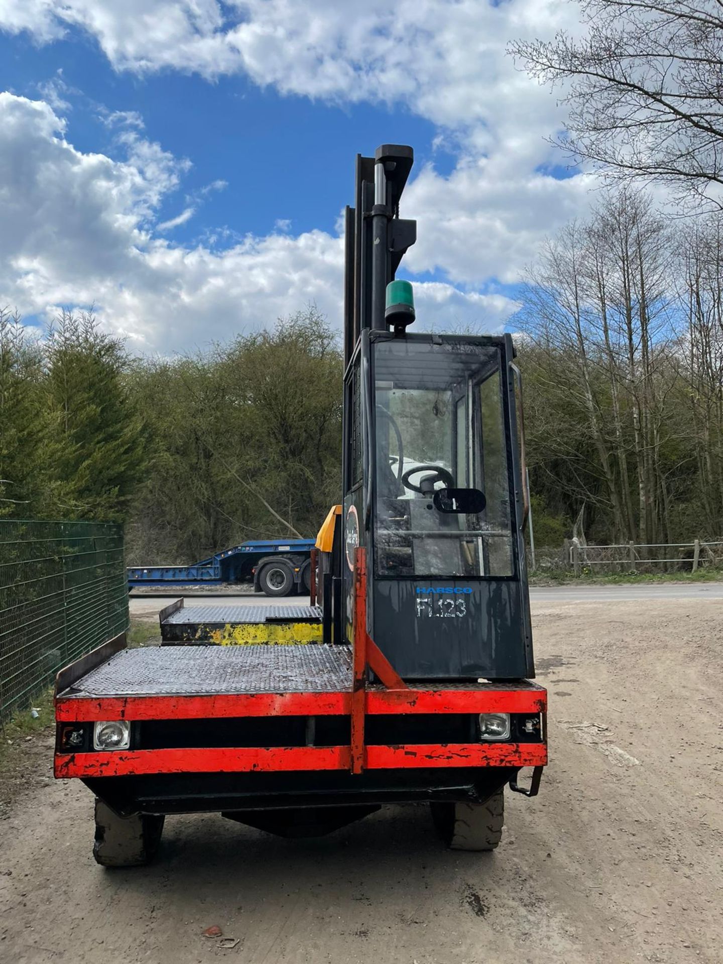 LANSING LINDE 6 TON FORKLIFT, 2 STAG MAST, RUNS DRIVES AND LIFTS, YEAR 2001 *PLUS VAT* - Image 3 of 5