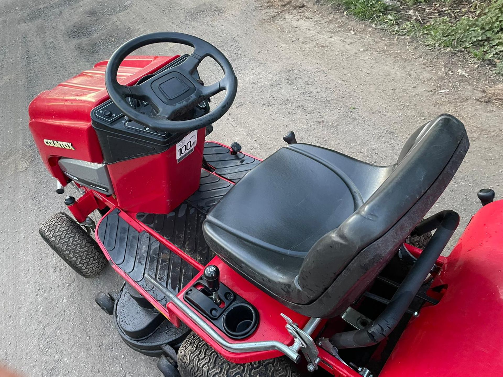 COUNTAX C600H RIDE ON MOWER WITH SCARIFIER, RUNS DRIVES AND CUTS, SWEEPER WORKS *NO VAT* - Image 5 of 6