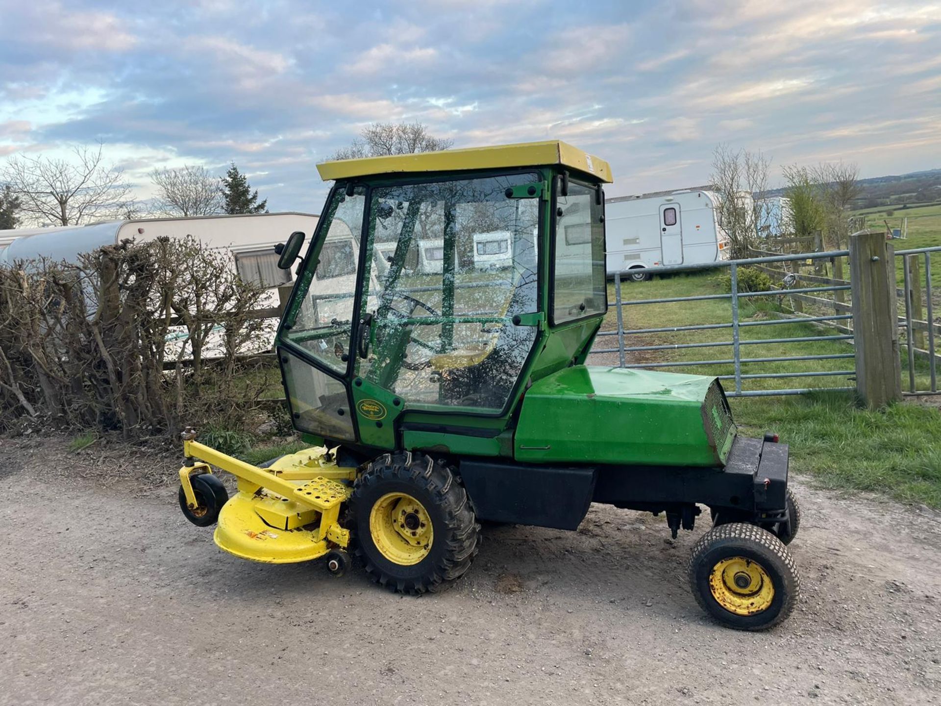 JOHN DEERE F935 RIDE ON MOWER, RUNS DRIVES AND CUTS, FULLY GLASS CAB *PLUS VAT* - Image 2 of 7