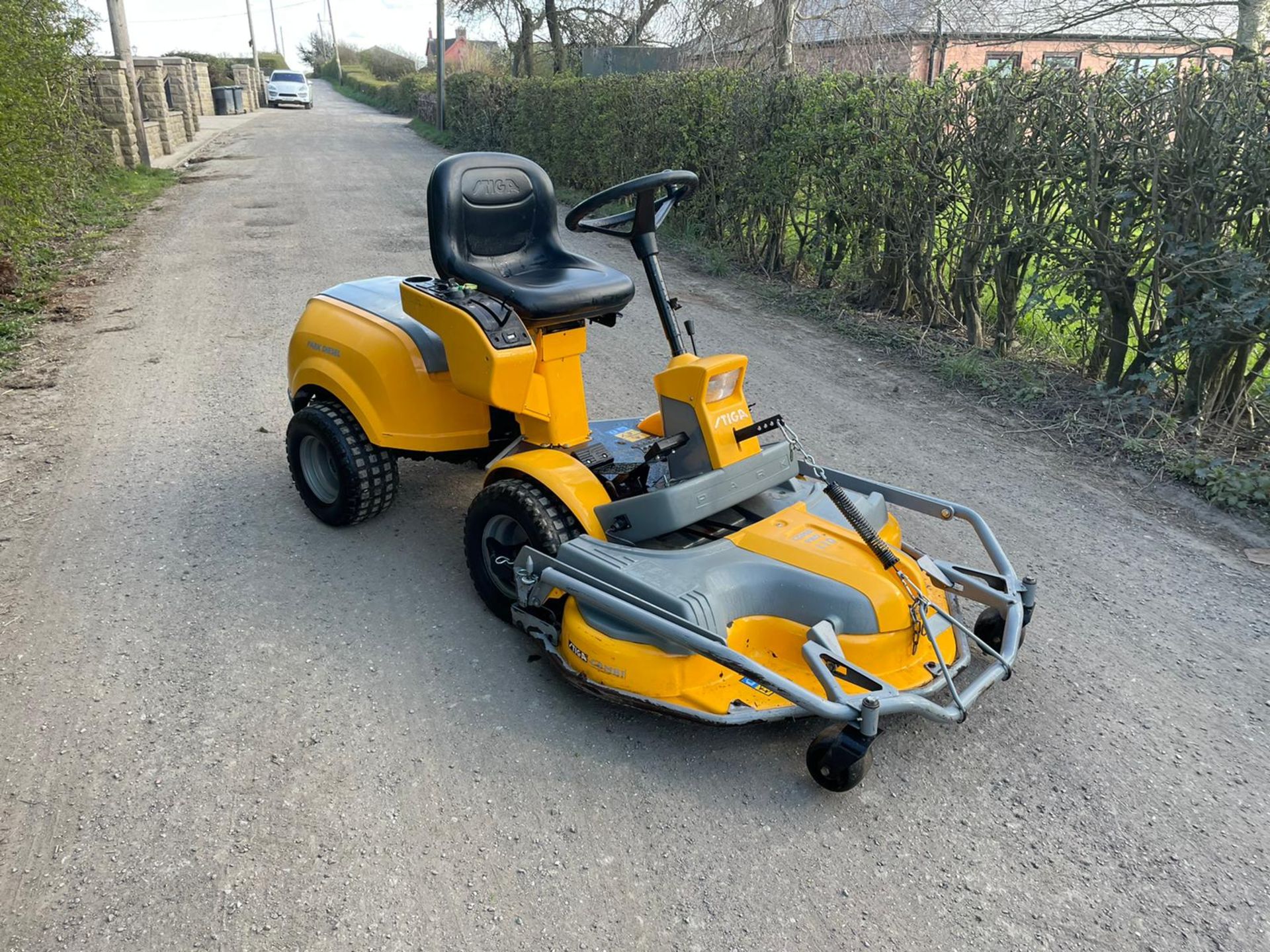 STIGA PARK DIESEL RIDE ON MOWER, RUNS DRIVES AND CUTS, HATZ DIESEL ENGINE *NO VAT* - Image 5 of 9