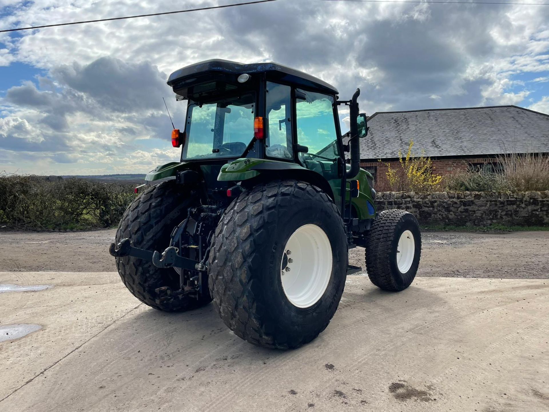 2014 ISEKI TJA8080 TRACTOR, FULLY GLASS CAB, GRASS TYRES,86HP, FRONT WEIGHTS *PLUS VAT - Image 7 of 11