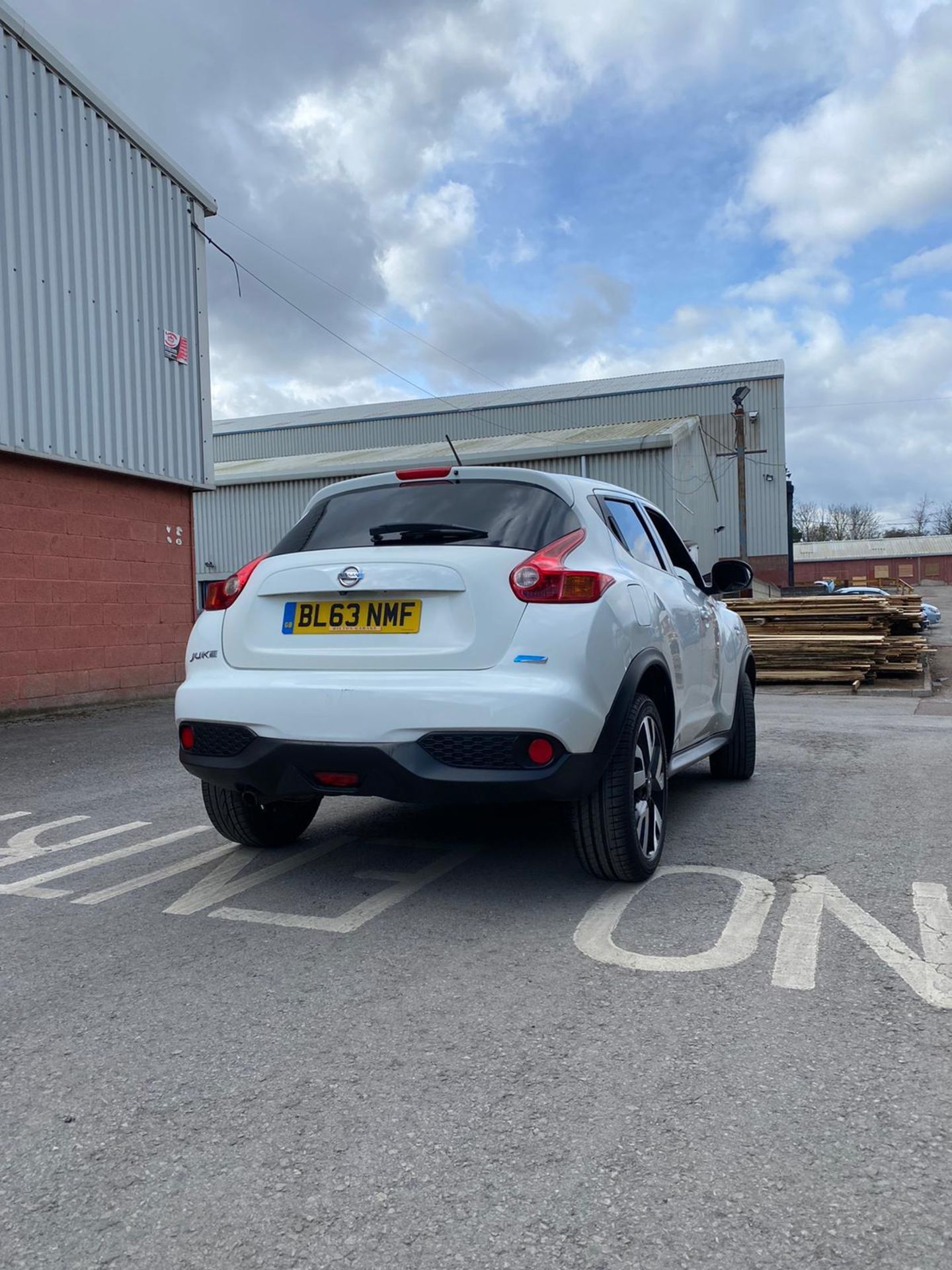 2013 NISSAN JUKE N-TEC, WHITE, 5 DOOR HATCHBACK, 5 PREVIOUS KEEPERS, VDI CLEAR, *NO VAT* - Image 6 of 12