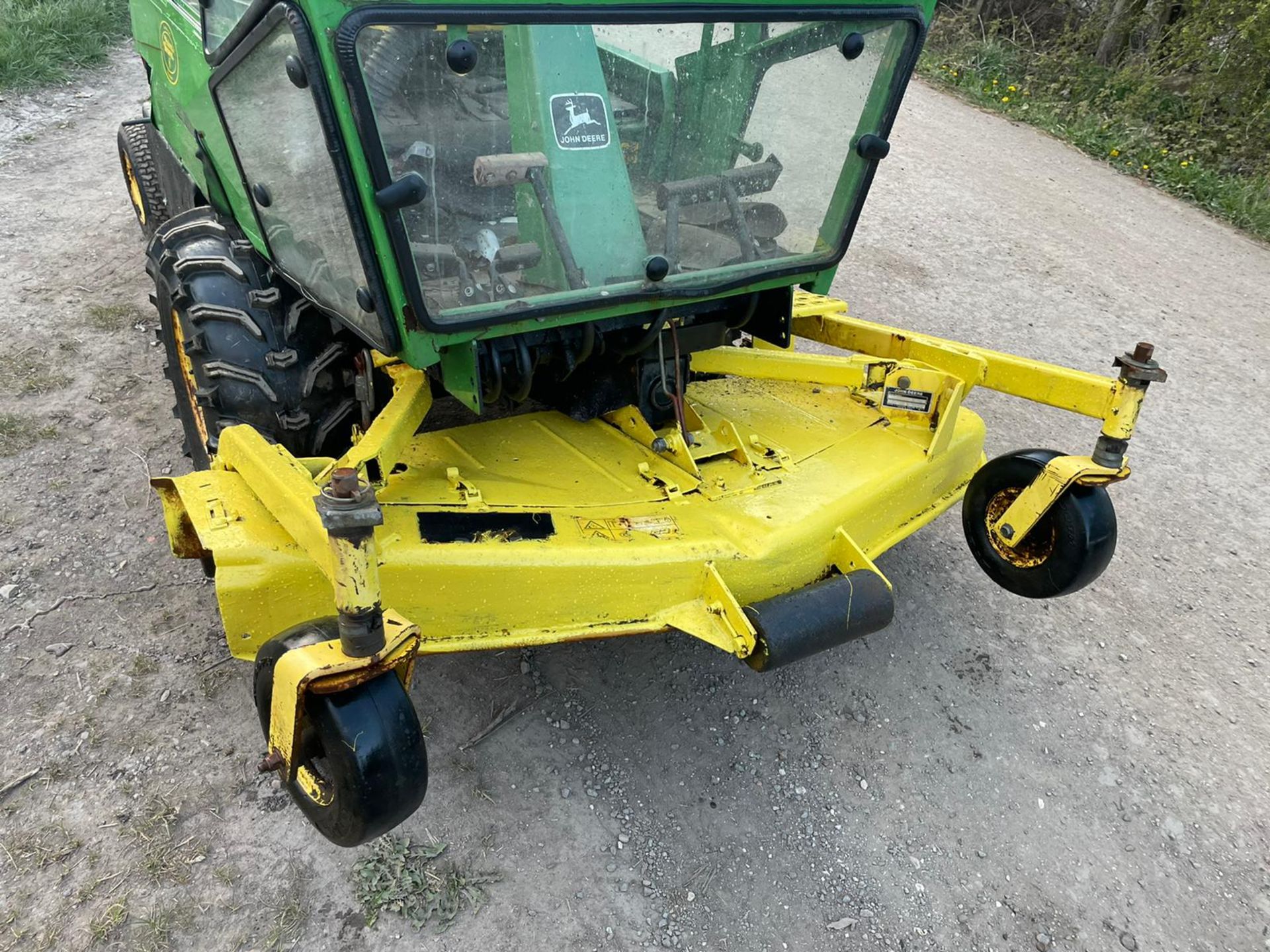 JOHN DEERE F935 RIDE ON MOWER, RUNS DRIVES AND CUTS, FULLY GLASS CAB *PLUS VAT* - Image 4 of 7