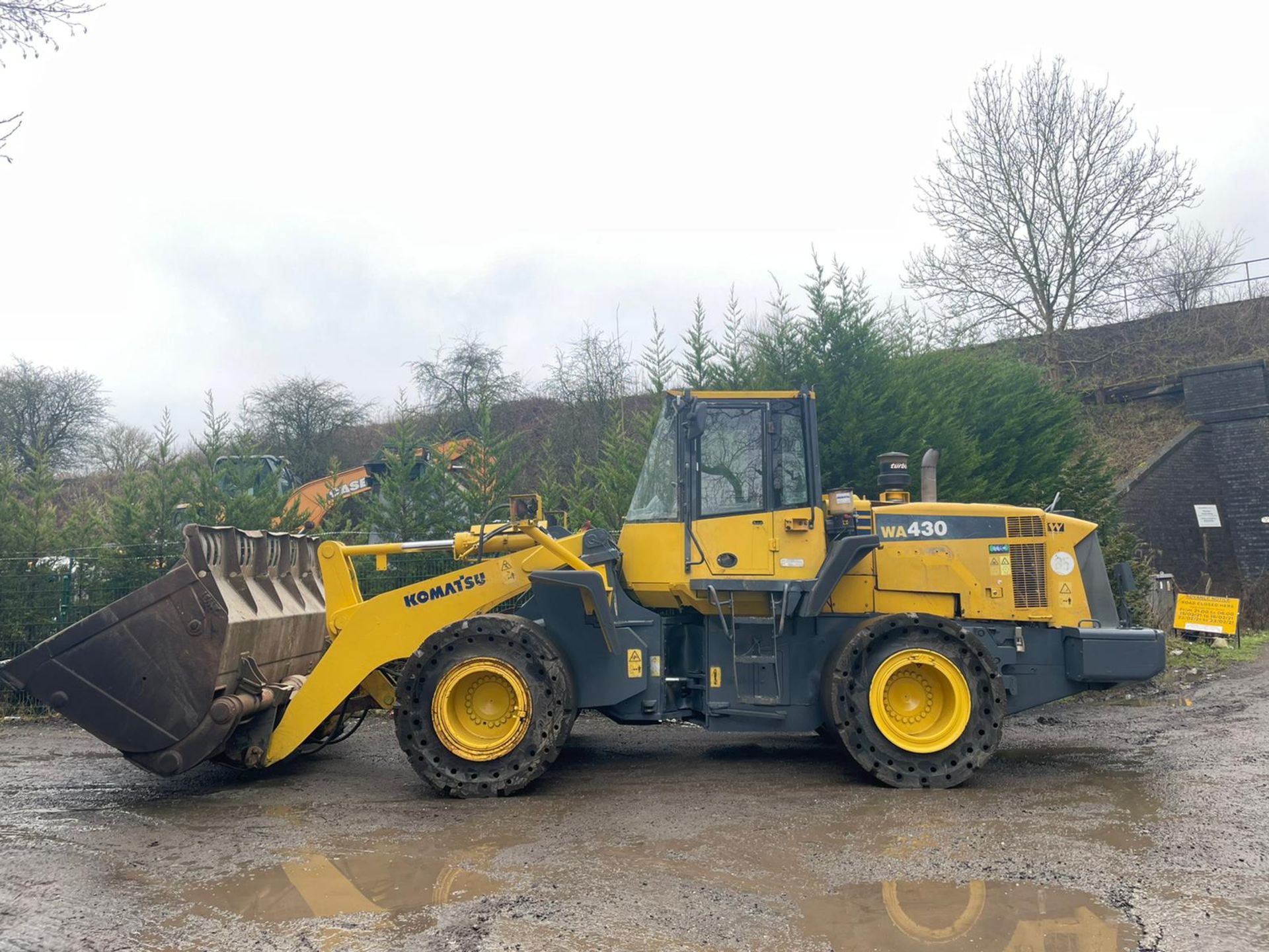 KOMATSU WA430 LOADING SHOVEL, HIGH TIP BUCKET, AUTO GREASING, SOLID TYRES, YEAR 2009 *PLUS VAT* - Image 3 of 8