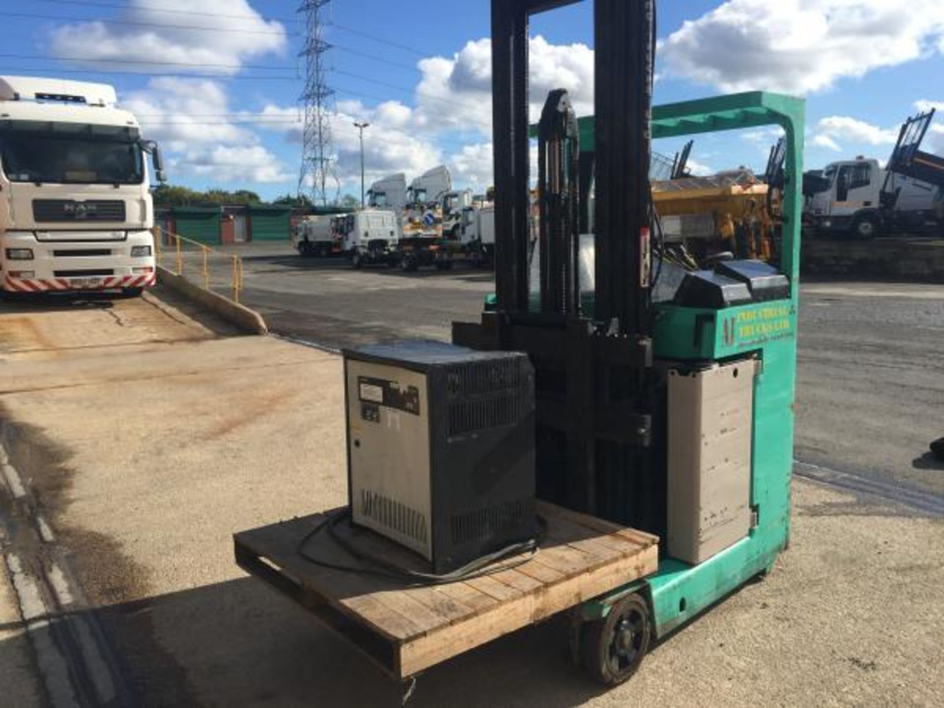 MITSUBISHI HIGH MAST ELECTRIC FORKLIFT GOOD WORKING ORDER WITH CHARGER *PLUS VAT* - Image 2 of 9