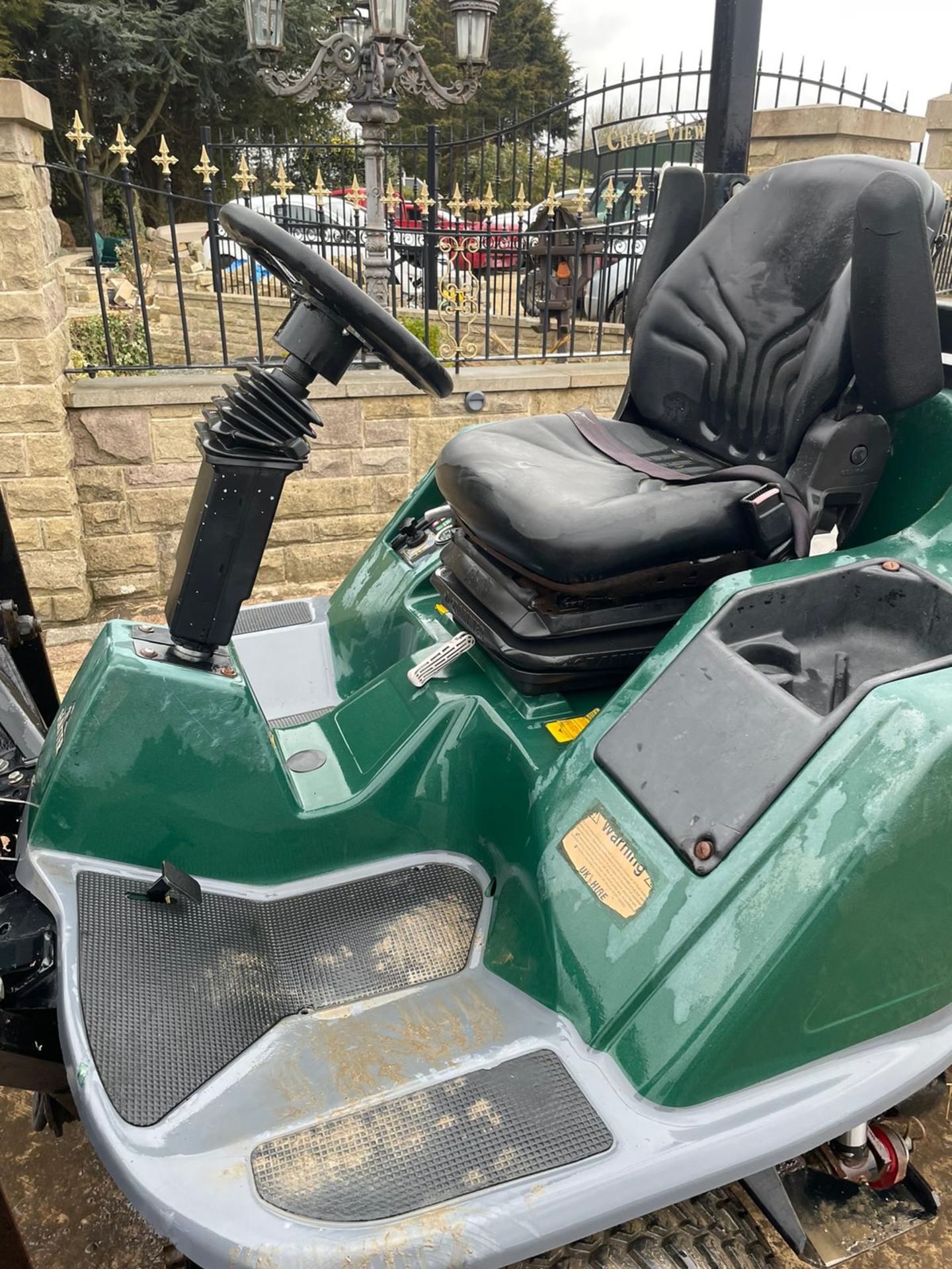 2009 HAYTER LT324 CYLINDER MOWER, RUNS, DRIVES AND CUTS, LOW 2765 HOURS, ROLL BAR - Image 9 of 9