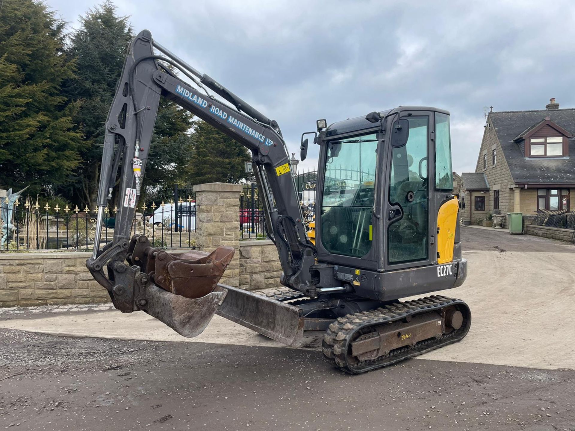 2013 VOLVO EC27C EXCAVATOR RUNS, DRIVES AND DIGS, X3 BUCKETS INCLUDED - Image 2 of 8