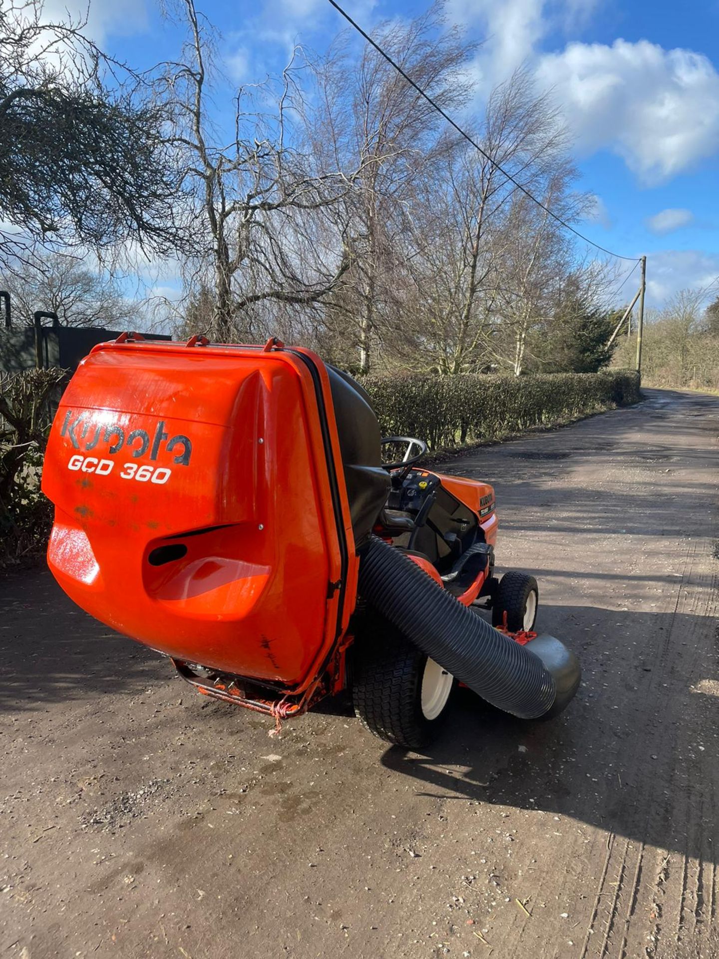 KUBOTA TG1860 RIDE ON LAWN MOWER, 3 CYLINDER KUBOTA DIESEL ENGINE, VERY LOW HOURS 1030 *NO VAT* - Image 4 of 7