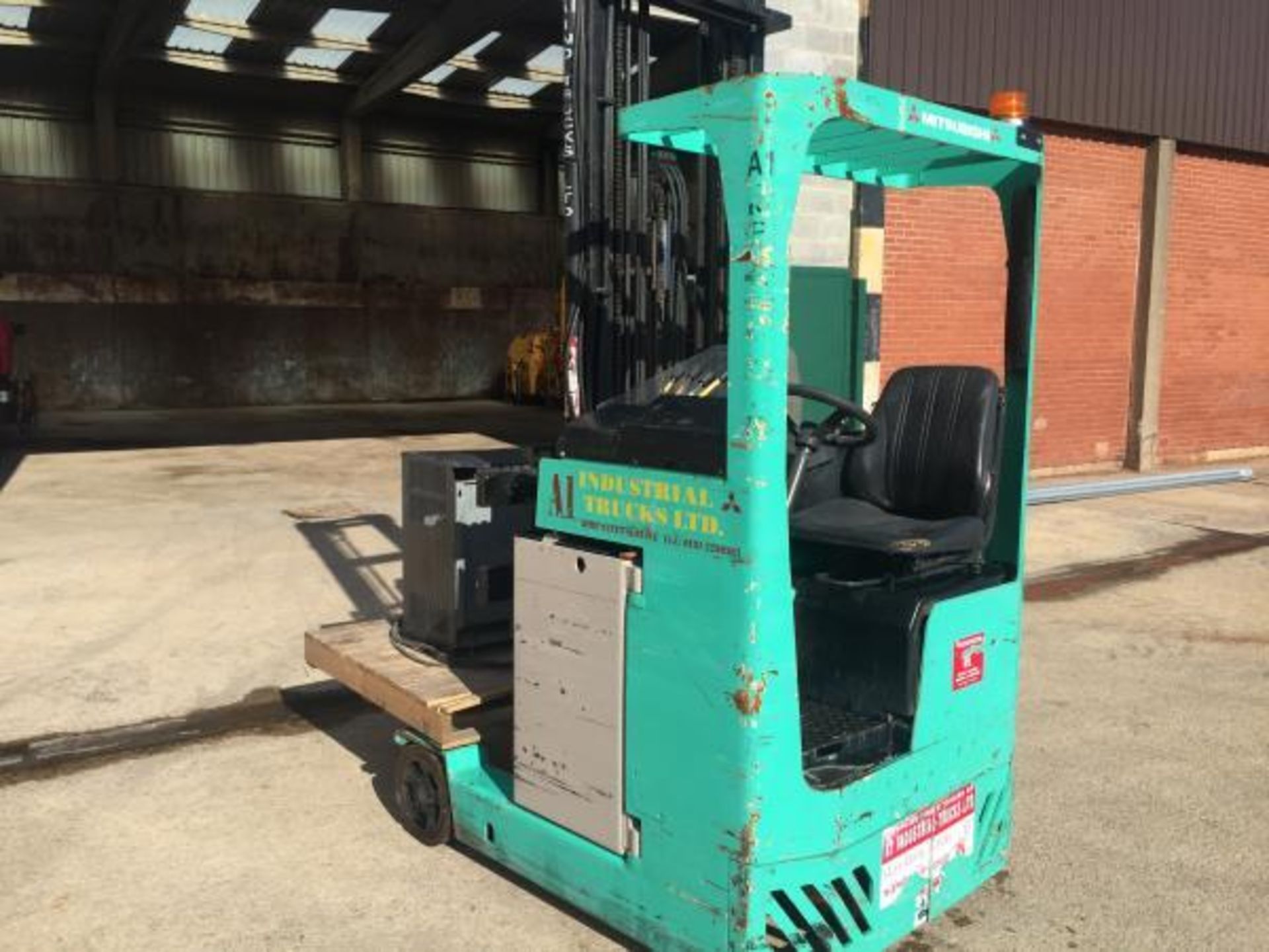 MITSUBISHI HIGH MAST ELECTRIC FORKLIFT GOOD WORKING ORDER WITH CHARGER *PLUS VAT* - Image 3 of 9