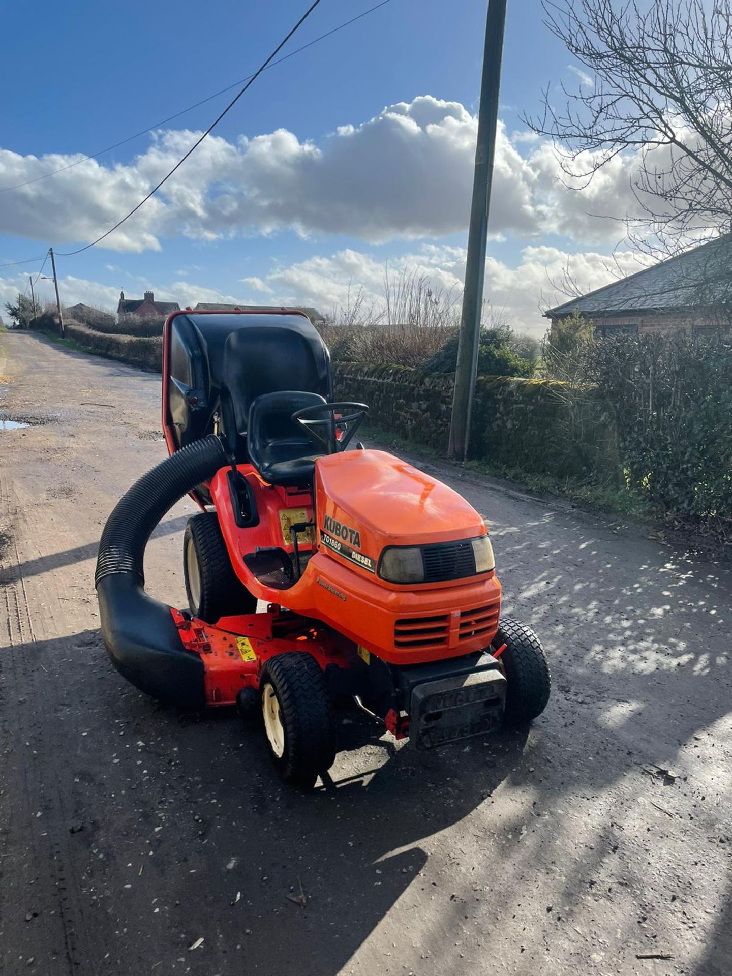 KUBOTA TG1860 RIDE ON LAWN MOWER, 3 CYLINDER KUBOTA DIESEL ENGINE, VERY LOW HOURS 1030 *NO VAT* - Image 2 of 7