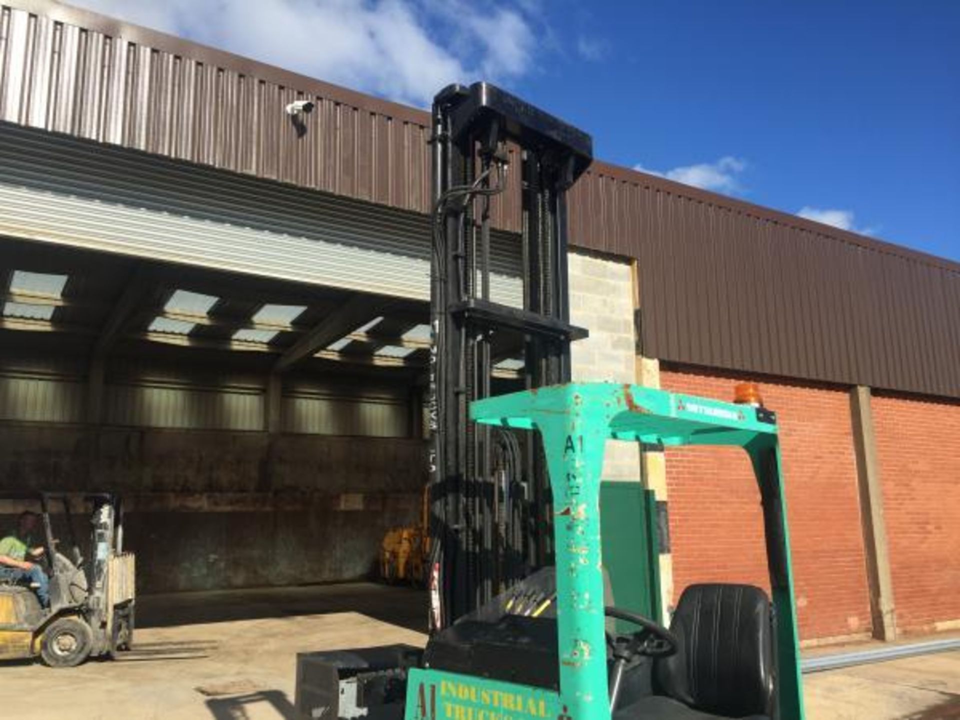 MITSUBISHI HIGH MAST ELECTRIC FORKLIFT GOOD WORKING ORDER WITH CHARGER *PLUS VAT* - Image 4 of 9