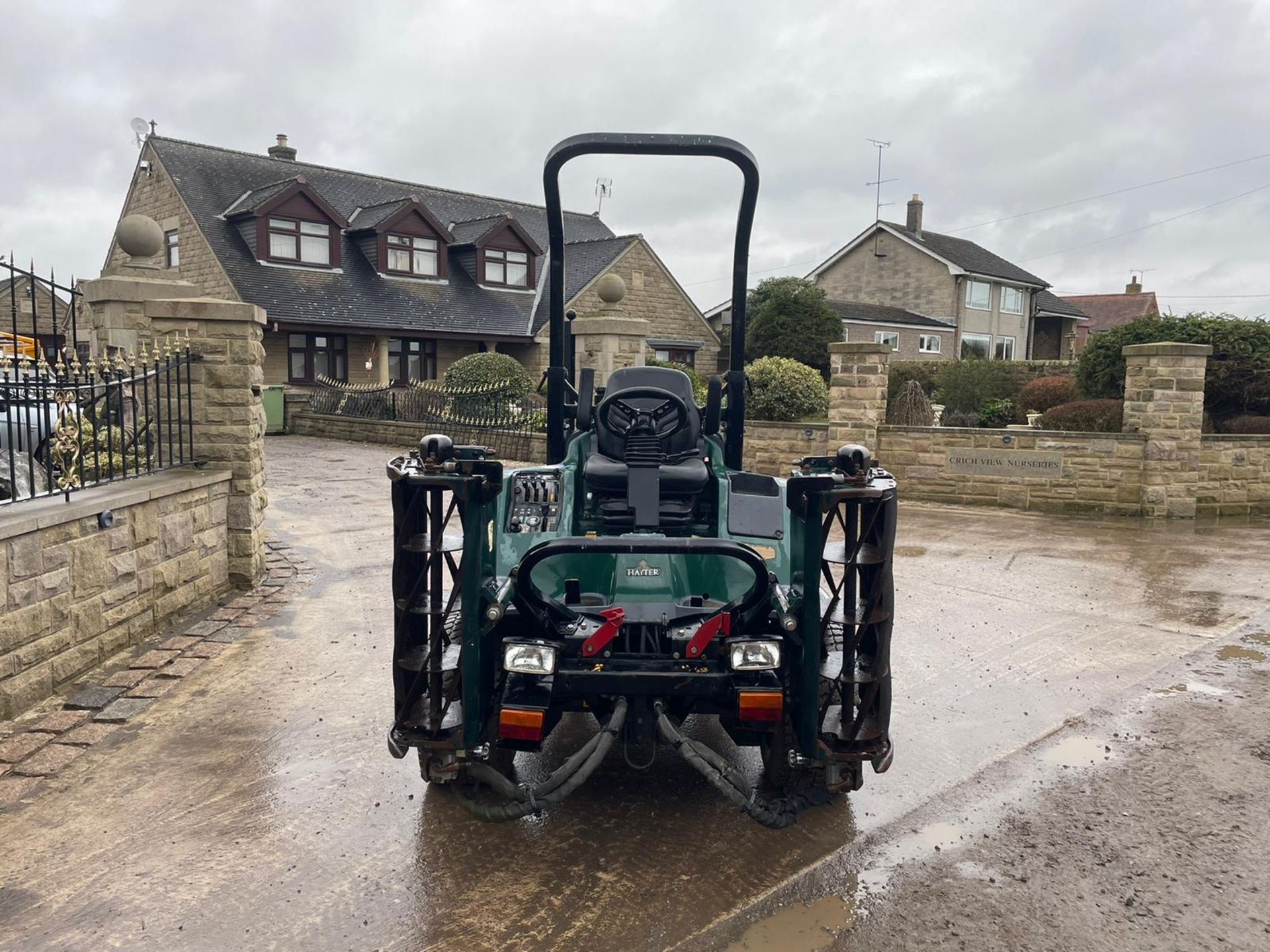 2009 HAYTER LT324 CYLINDER MOWER, RUNS, DRIVES AND CUTS, LOW 2765 HOURS, ROLL BAR - Image 5 of 9