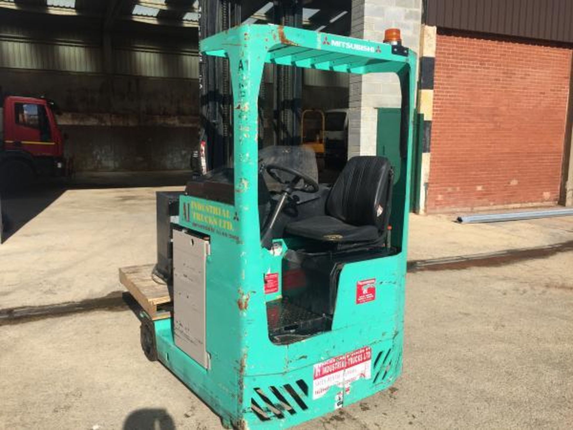MITSUBISHI HIGH MAST ELECTRIC FORKLIFT GOOD WORKING ORDER WITH CHARGER *PLUS VAT* - Image 5 of 9