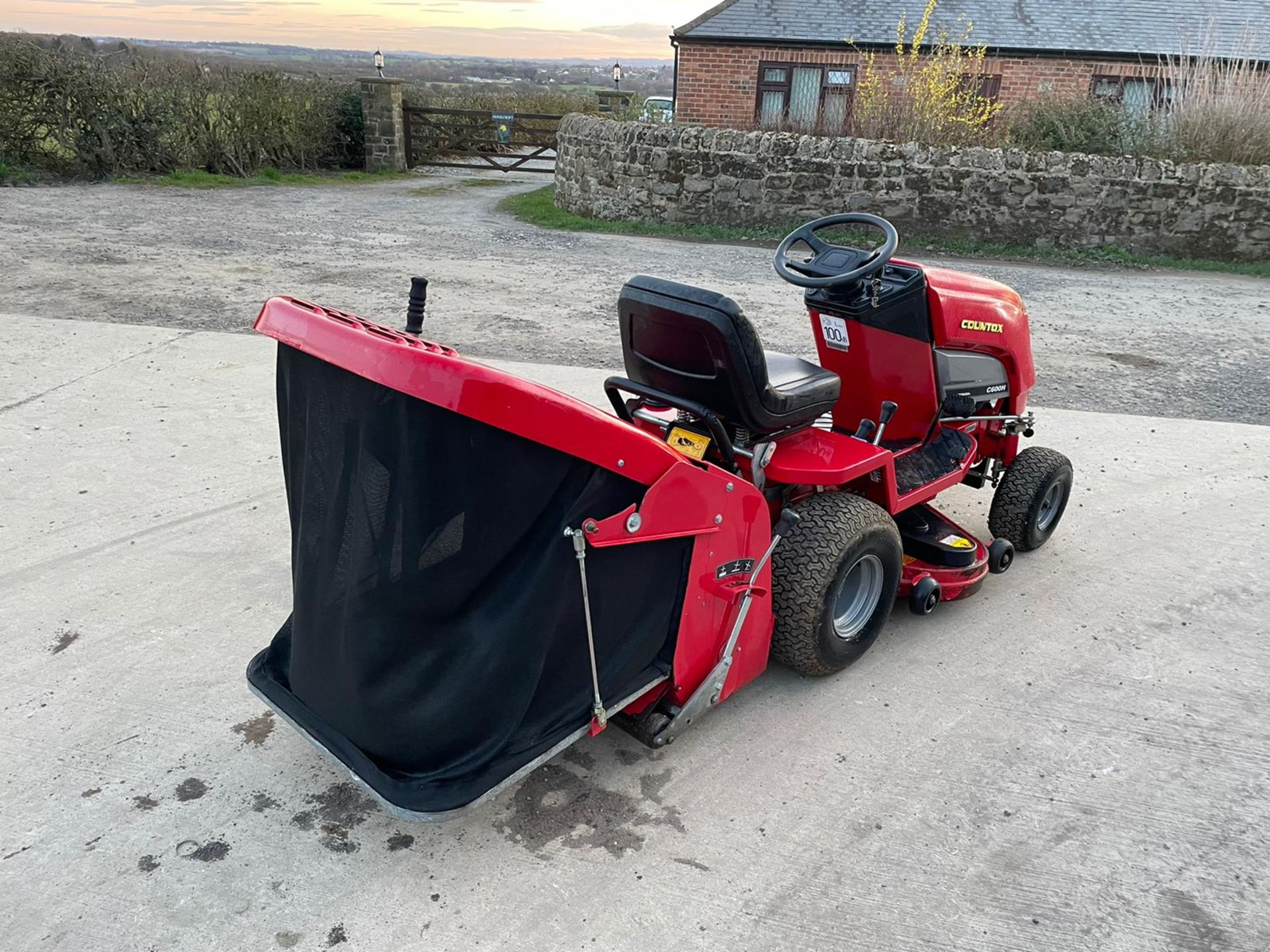 COUNTAX C600H RIDE ON MOWER WITH TRAILER AND SCARIFIER, NEW BATTERY *NO VAT* - Image 4 of 10