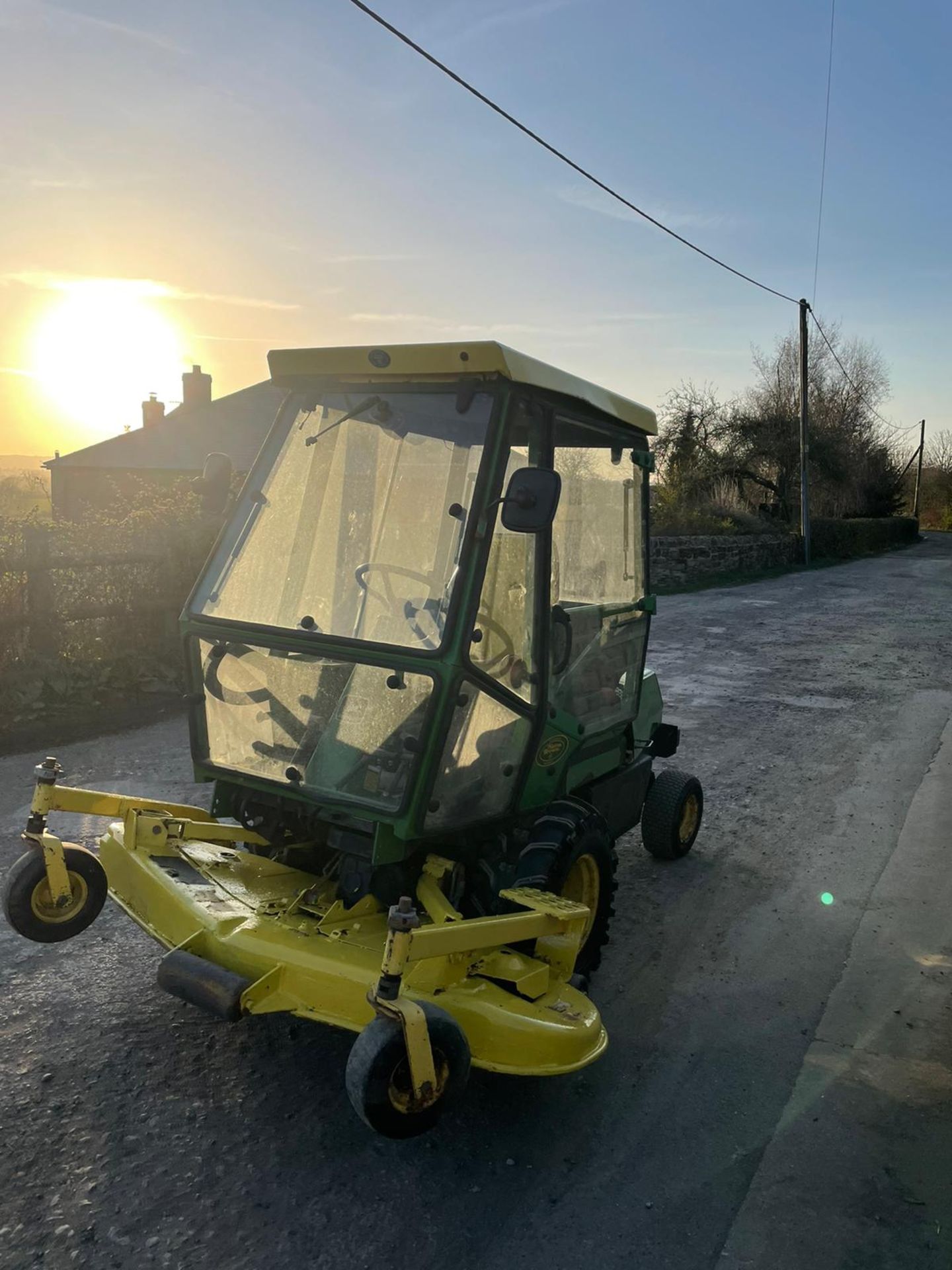 JOHN DEERE OUT FRONT RIDE ON LAWN MOWER, FULL GLASS CAB, ONLY 1603 HOURS *PLUS VAT* - Image 4 of 5