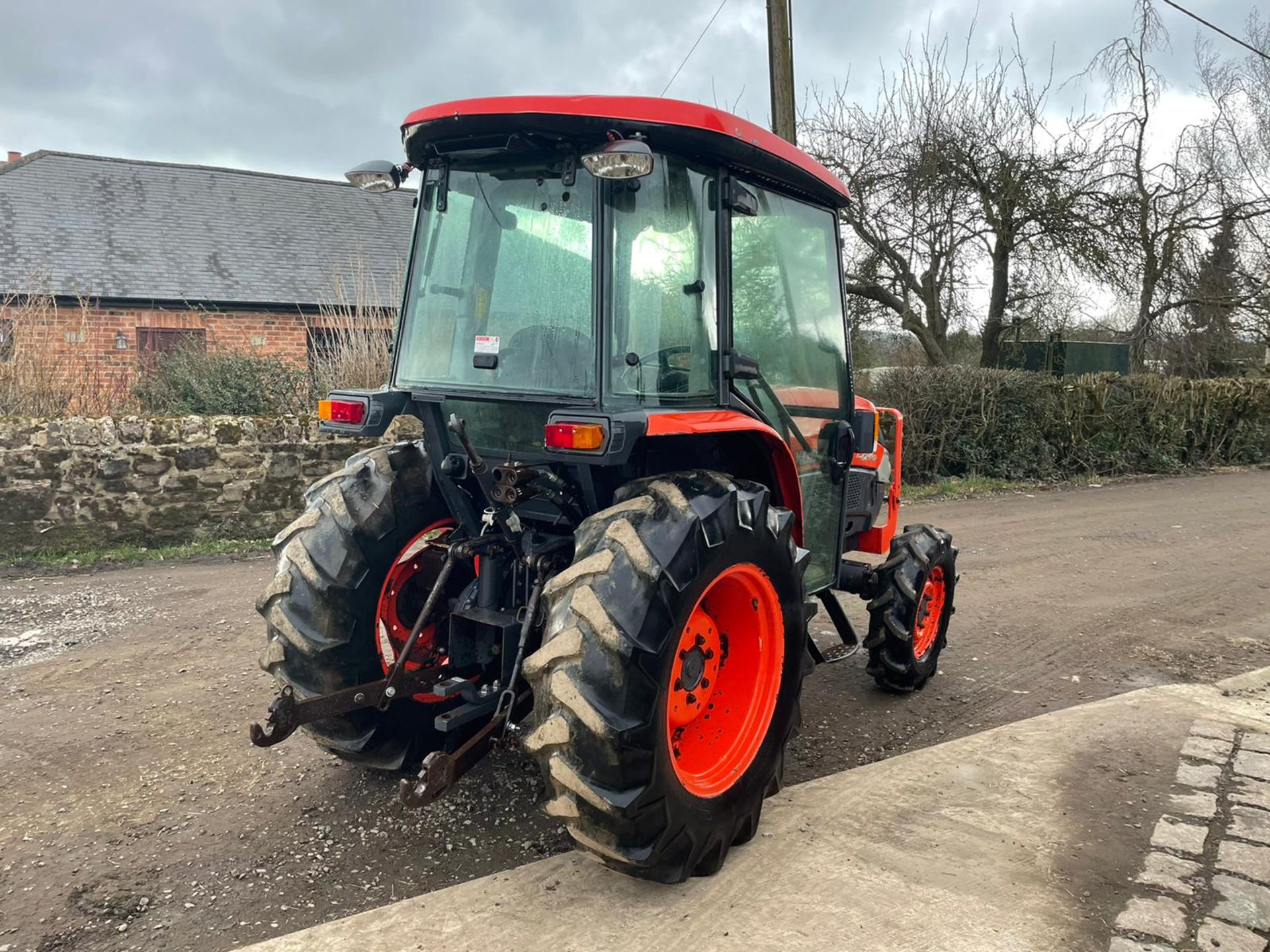 2013 KUBOTA L4240 TRACTOR, RUNS AND DRIVES, 3 POINT LINKAGE, FULLY GLASS CAB *PLUS VAT* - Image 7 of 10