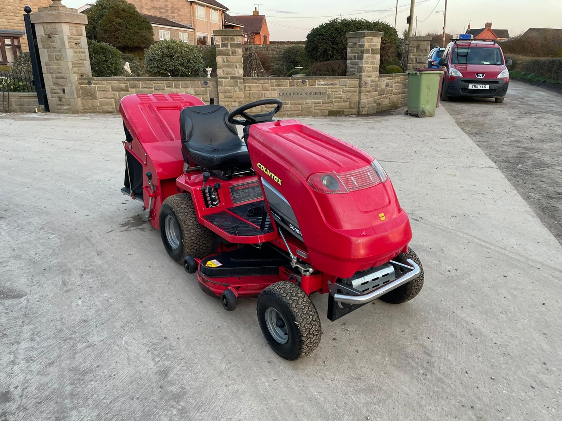 COUNTAX C600H RIDE ON MOWER WITH TRAILER AND SCARIFIER, NEW BATTERY *NO VAT* - Image 5 of 10