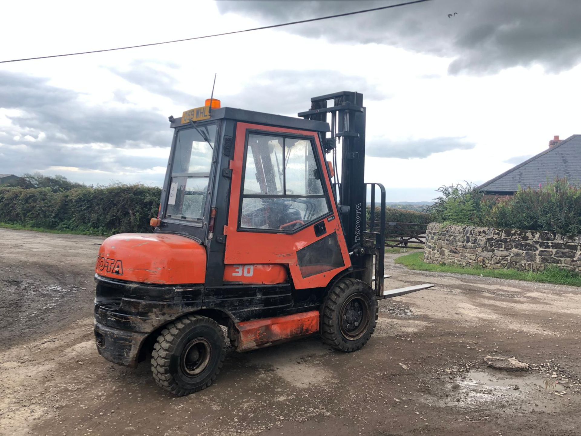 TOYOTA 3 TON DIESEL FORKLIFT, RUNS WORKS AND LIFTS, FULL GLASS CAB *PLUS VAT* - Image 2 of 6
