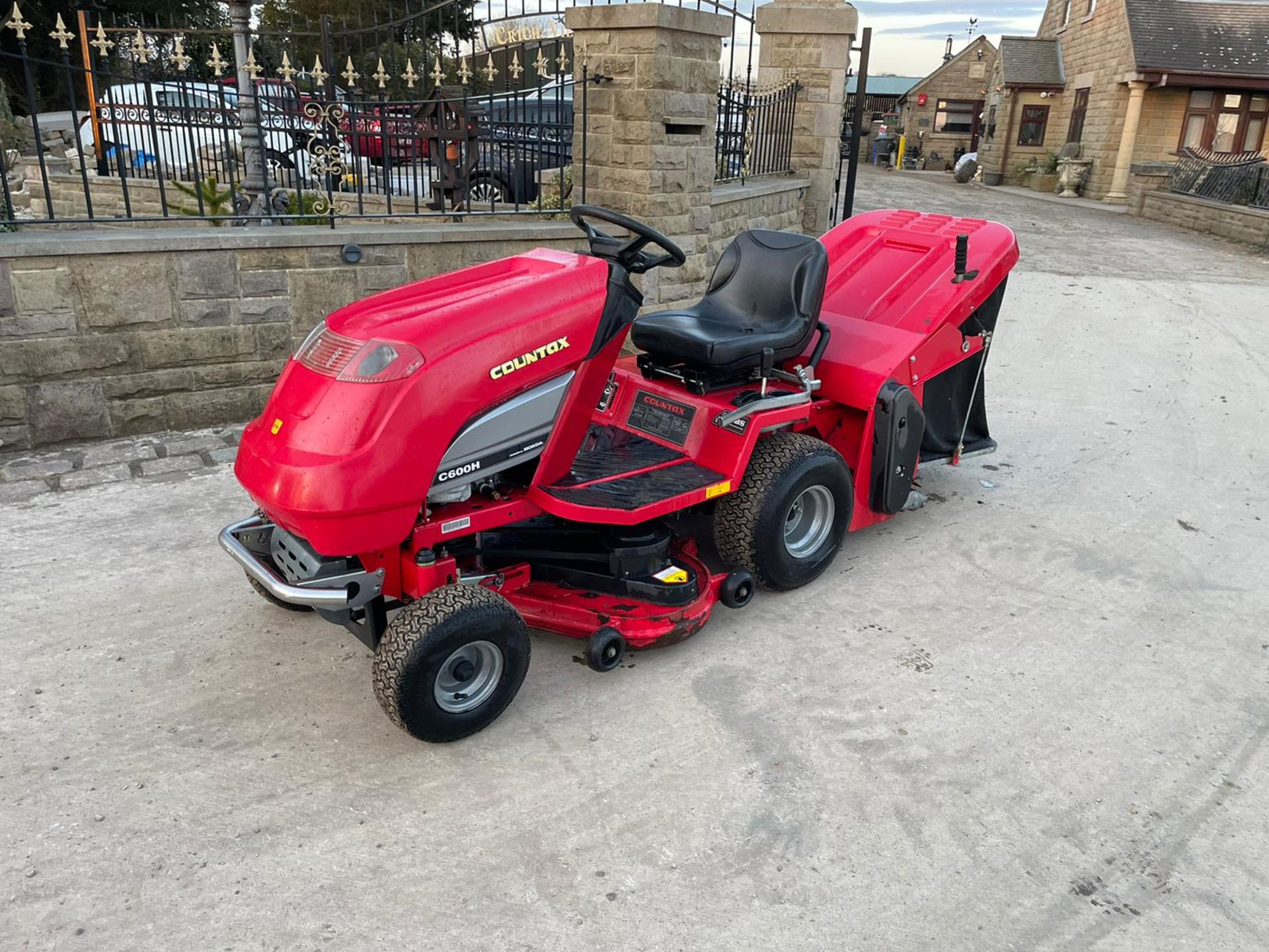 COUNTAX C600H RIDE ON MOWER WITH TRAILER AND SCARIFIER, NEW BATTERY *NO VAT* - Image 2 of 10