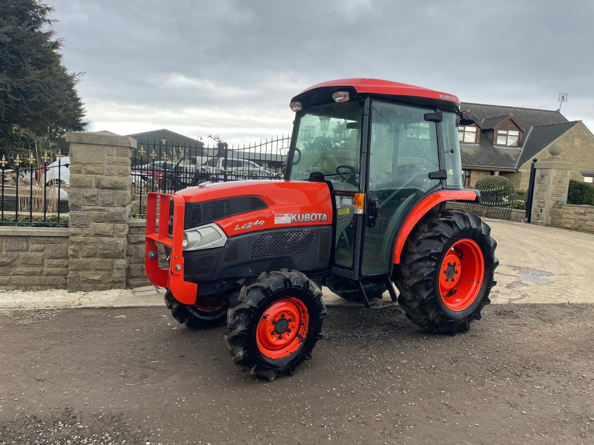 2013 KUBOTA L4240 TRACTOR, RUNS AND DRIVES, 3 POINT LINKAGE, FULLY GLASS CAB *PLUS VAT* - Image 2 of 10