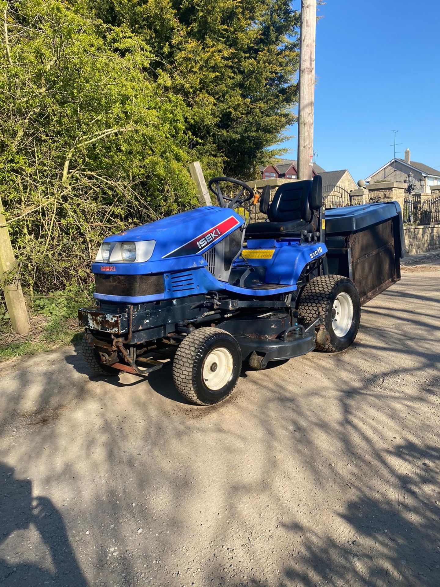 ISEKI SXG 19 RIDE ON LAWN MOWER, RUNS DRIVES AND CUTS, SHOWING 1075 HOURS *NO VAT*